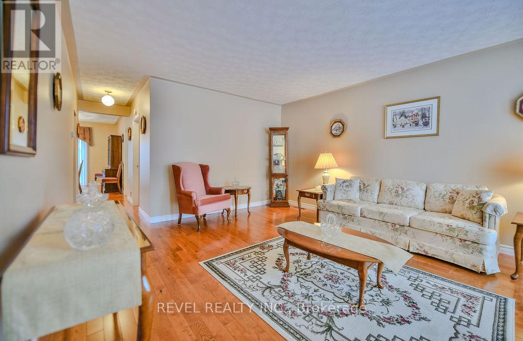 388 Ross Avenue E, Timmins (Tne - North), ON - Indoor Photo Showing Living Room