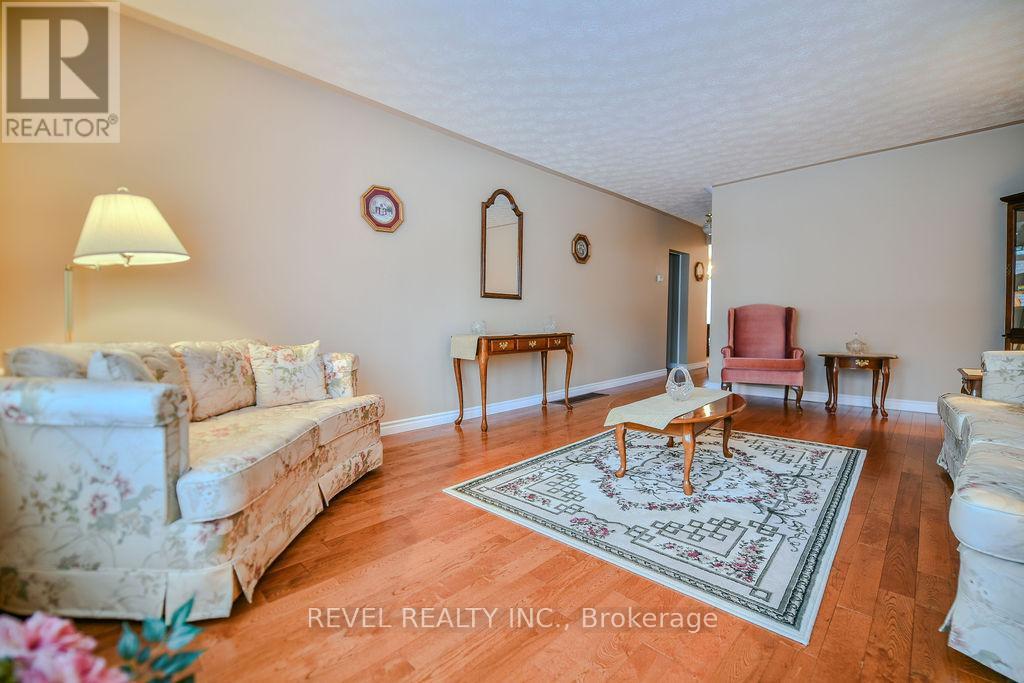 388 Ross Avenue E, Timmins (Tne - North), ON - Indoor Photo Showing Living Room