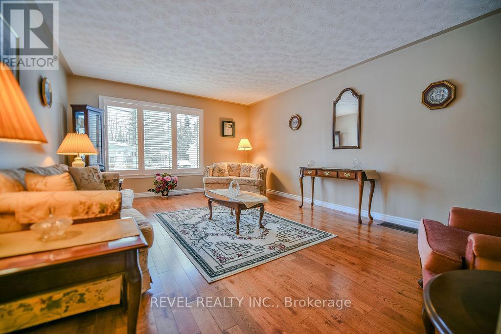 388 Ross Avenue E, Timmins (Tne - North), ON - Indoor Photo Showing Living Room