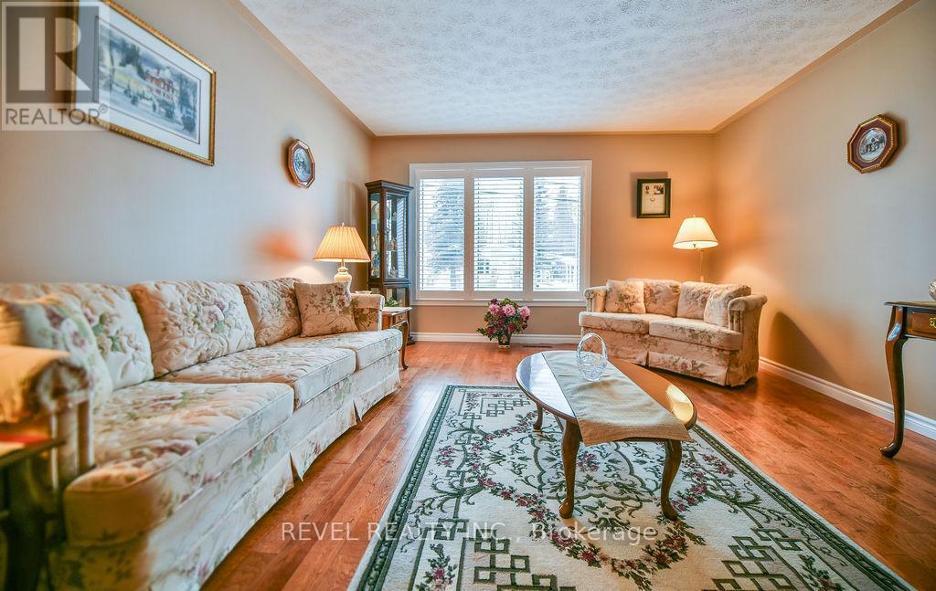 388 Ross Avenue E, Timmins (Tne - North), ON - Indoor Photo Showing Living Room