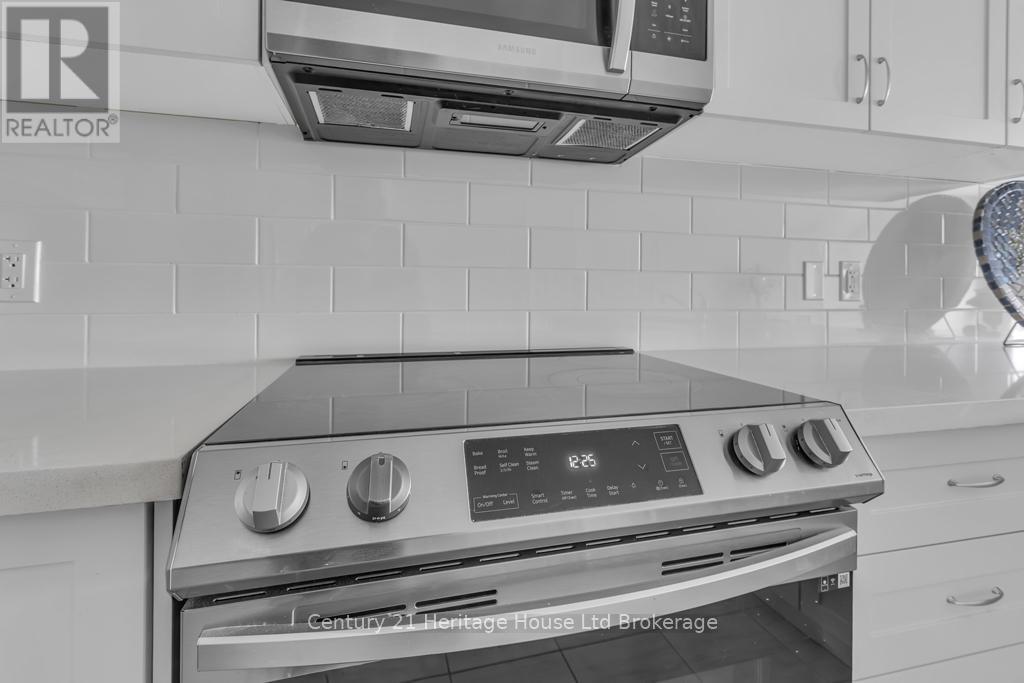 30 Seaton Crescent, Tillsonburg, ON - Indoor Photo Showing Kitchen