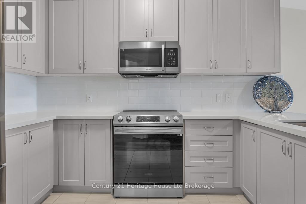 30 Seaton Crescent, Tillsonburg, ON - Indoor Photo Showing Kitchen