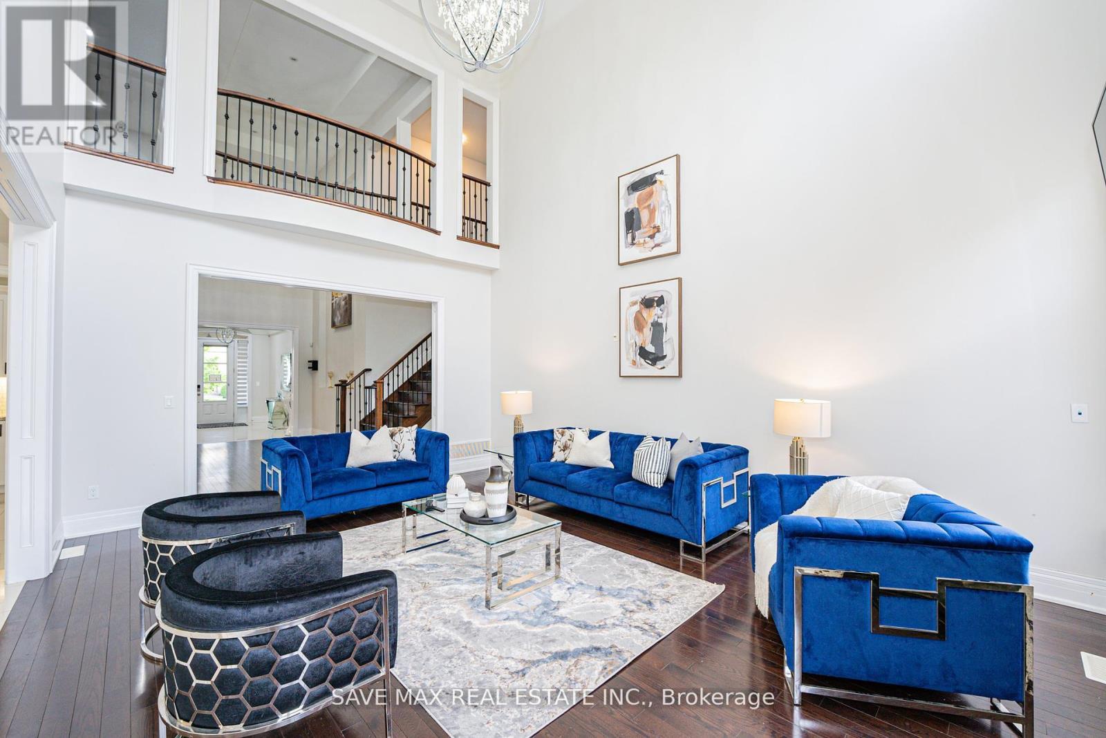 95 Sarracini Crescent, Vaughan, ON - Indoor Photo Showing Living Room