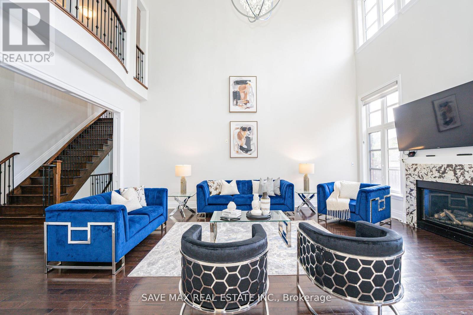 95 Sarracini Crescent, Vaughan, ON - Indoor Photo Showing Living Room With Fireplace