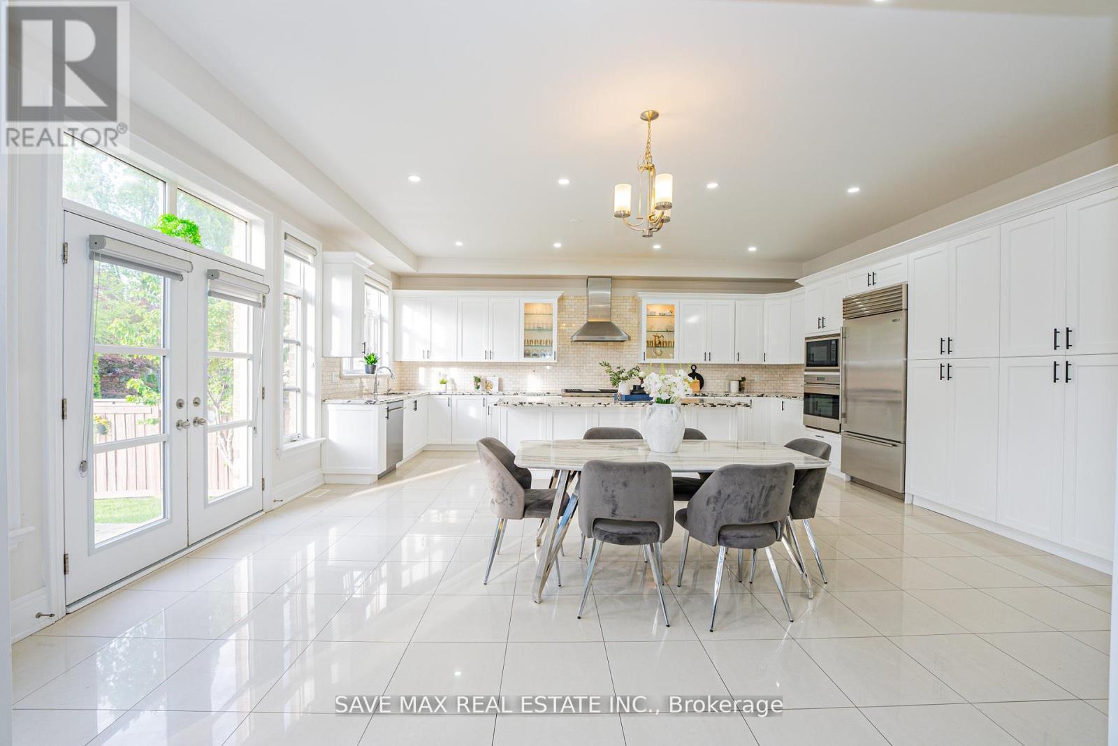 95 Sarracini Crescent, Vaughan, ON - Indoor Photo Showing Dining Room
