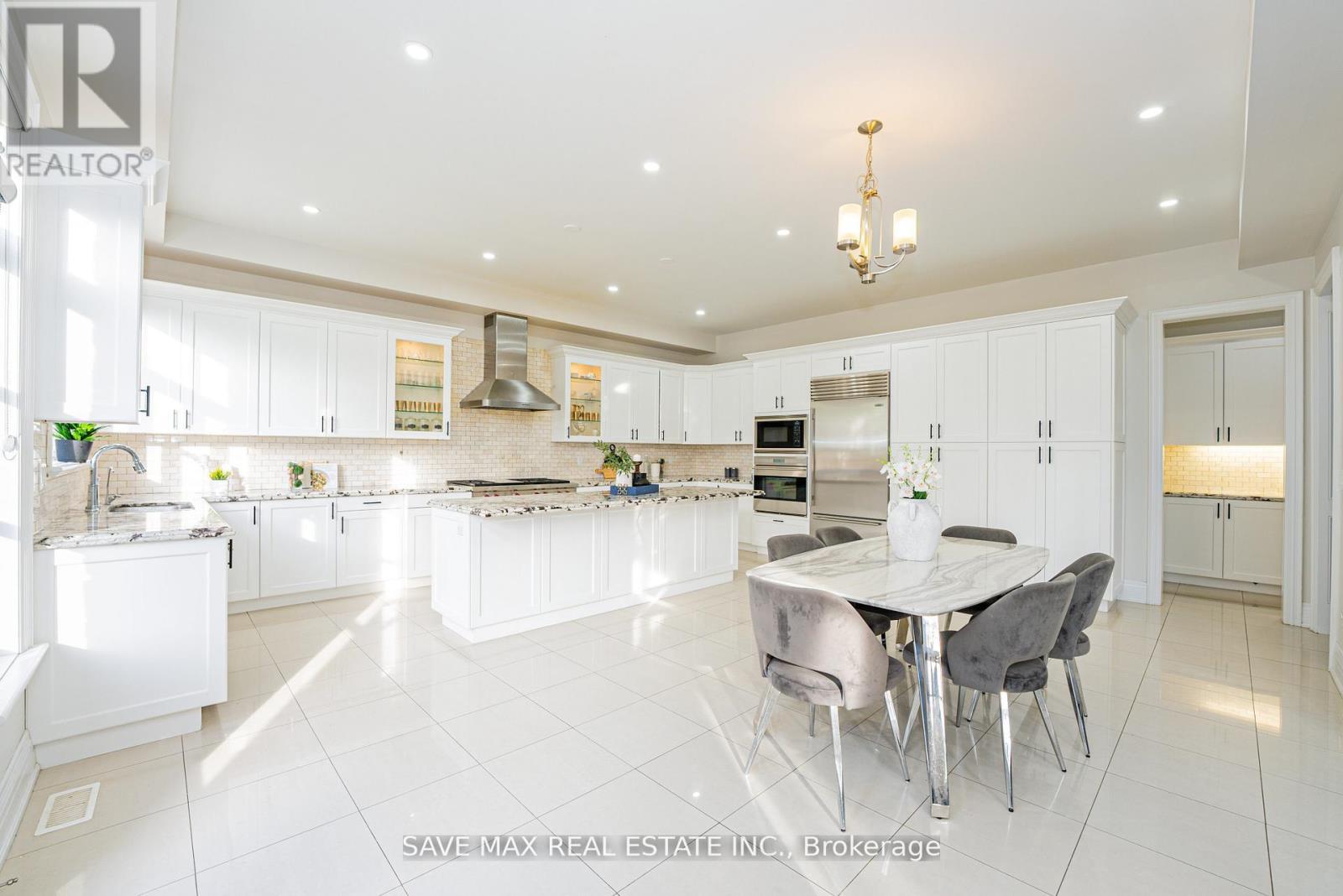 95 Sarracini Crescent, Vaughan, ON - Indoor Photo Showing Kitchen With Upgraded Kitchen