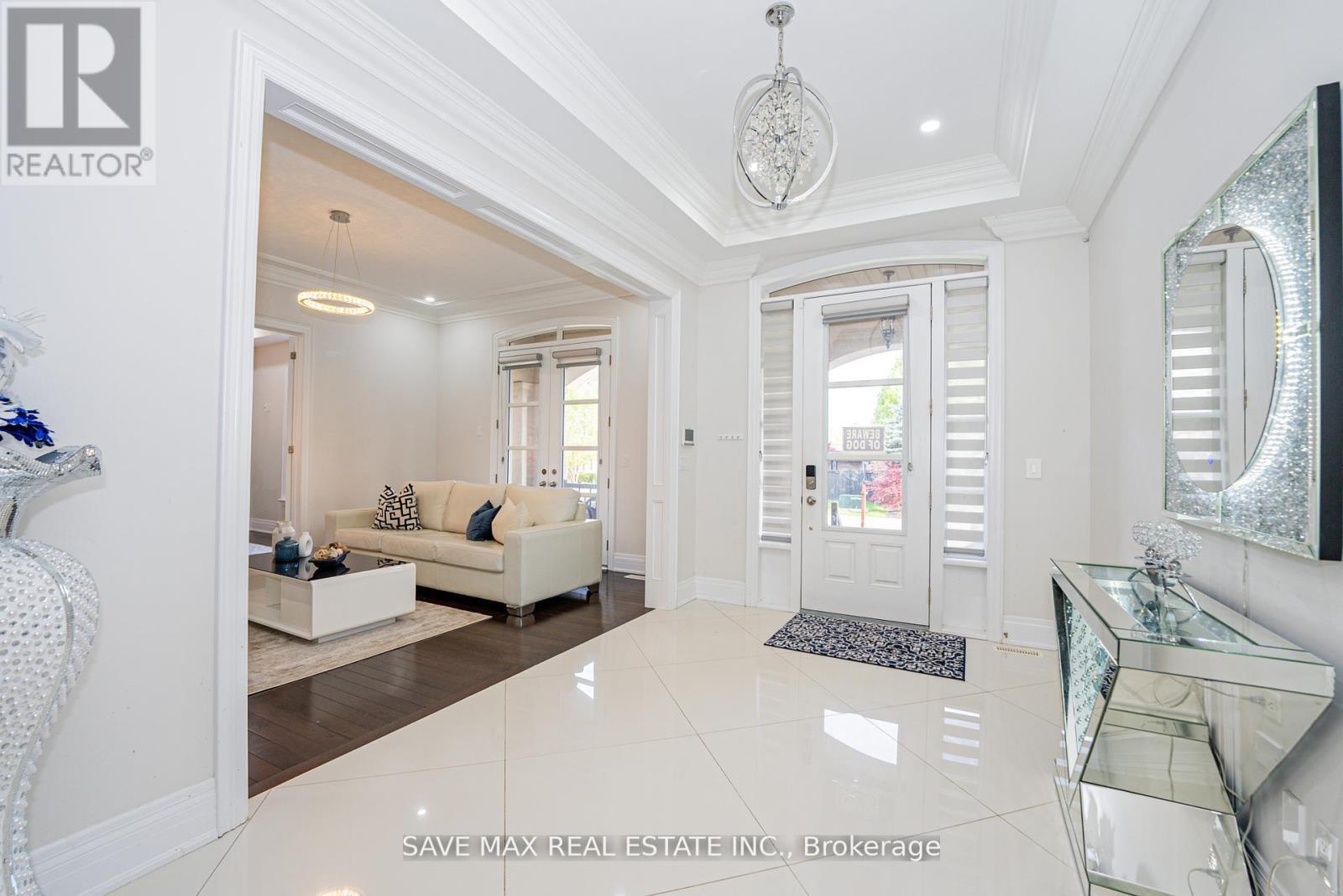 95 Sarracini Crescent, Vaughan, ON - Indoor Photo Showing Other Room