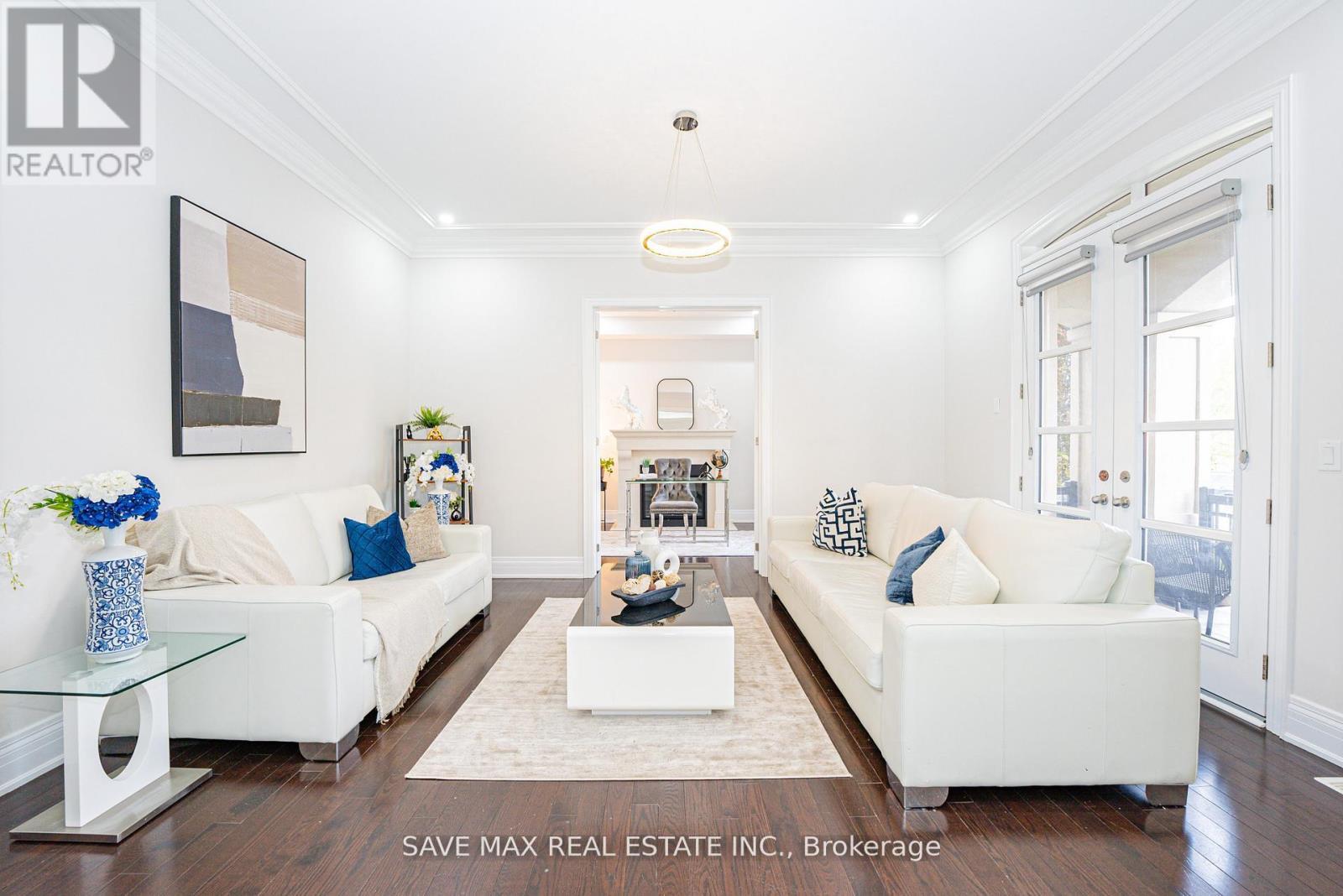 95 Sarracini Crescent, Vaughan, ON - Indoor Photo Showing Living Room
