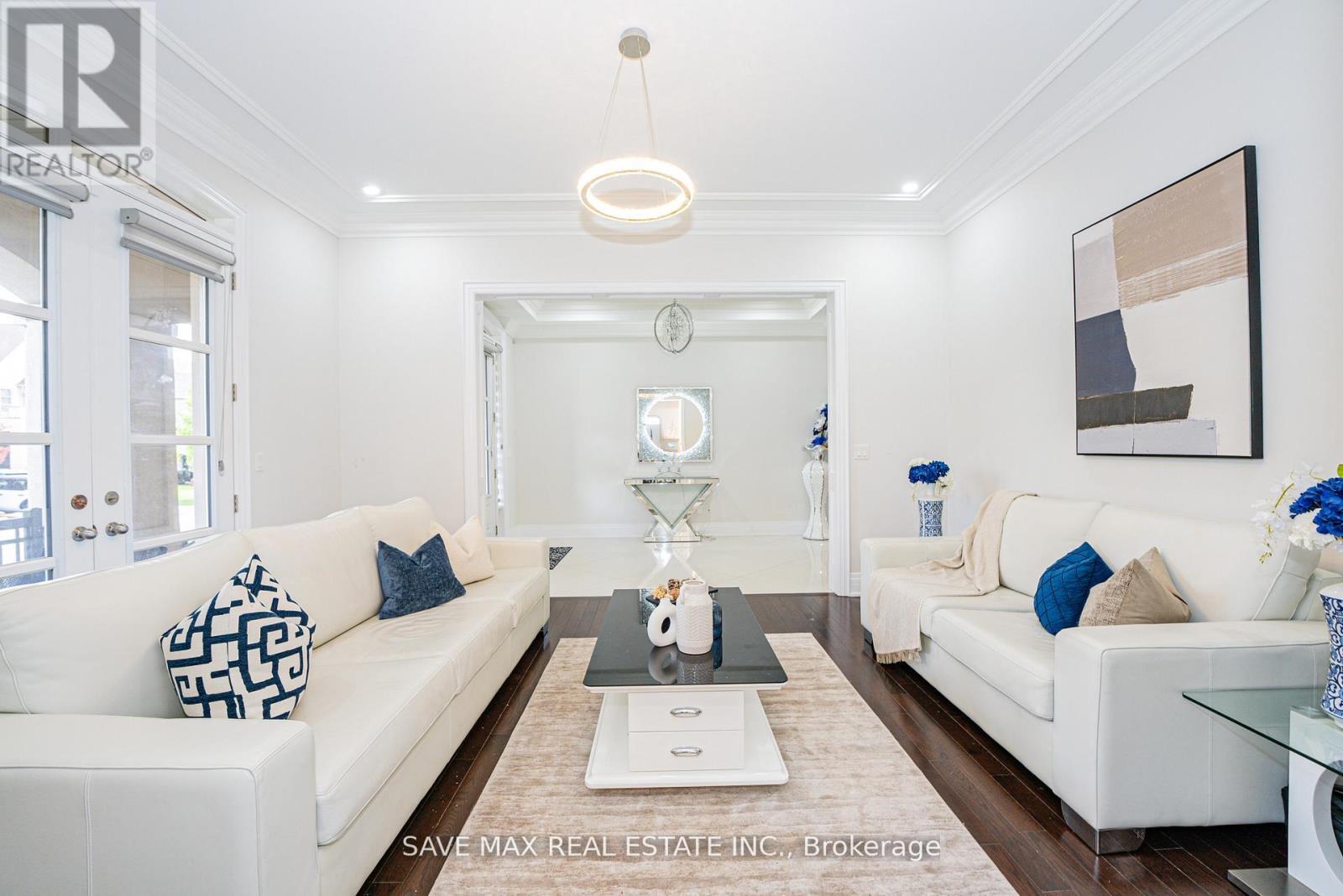 95 Sarracini Crescent, Vaughan, ON - Indoor Photo Showing Living Room