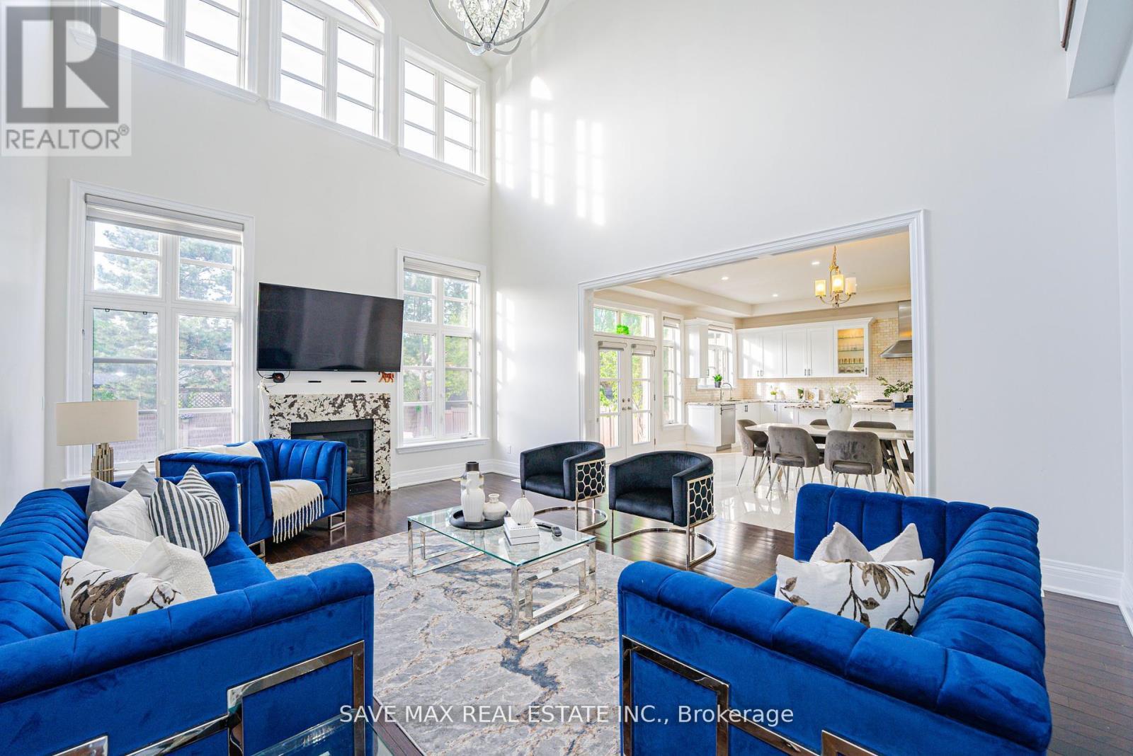 95 Sarracini Crescent, Vaughan, ON - Indoor Photo Showing Living Room With Fireplace