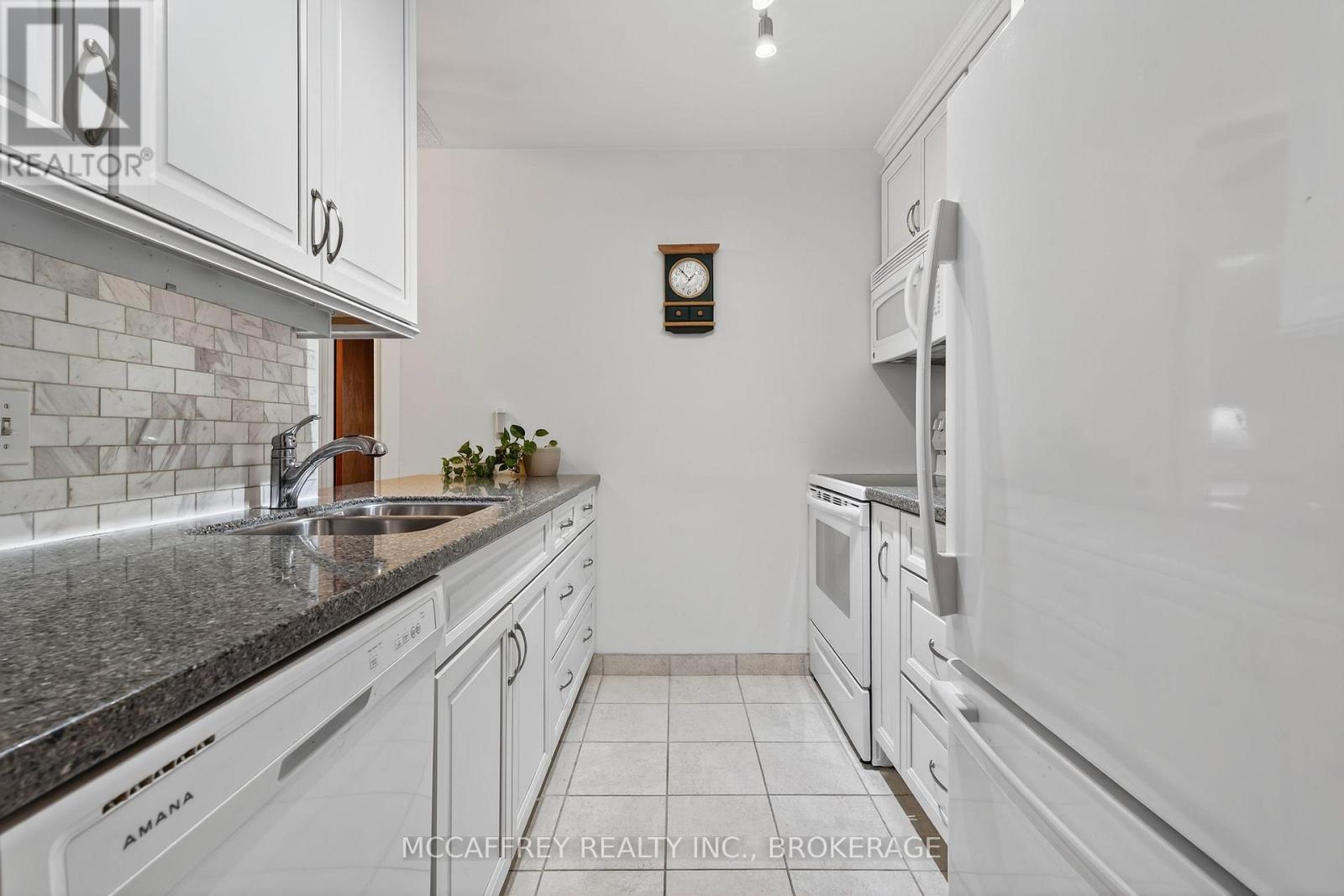 103 - 11 Centre Street S, Greater Napanee (Greater Napanee), ON - Indoor Photo Showing Kitchen With Double Sink