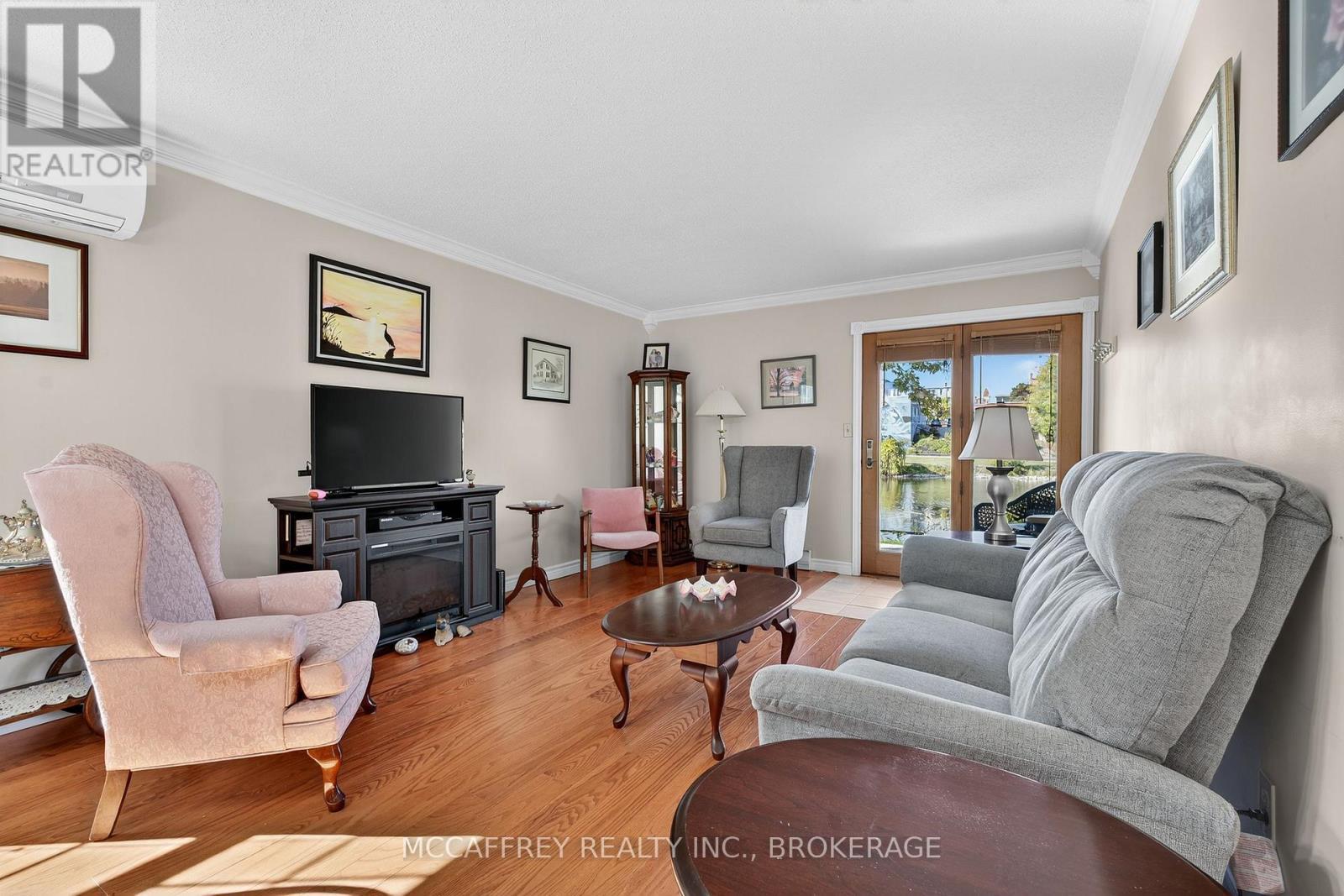 103 - 11 Centre Street S, Greater Napanee (Greater Napanee), ON - Indoor Photo Showing Living Room