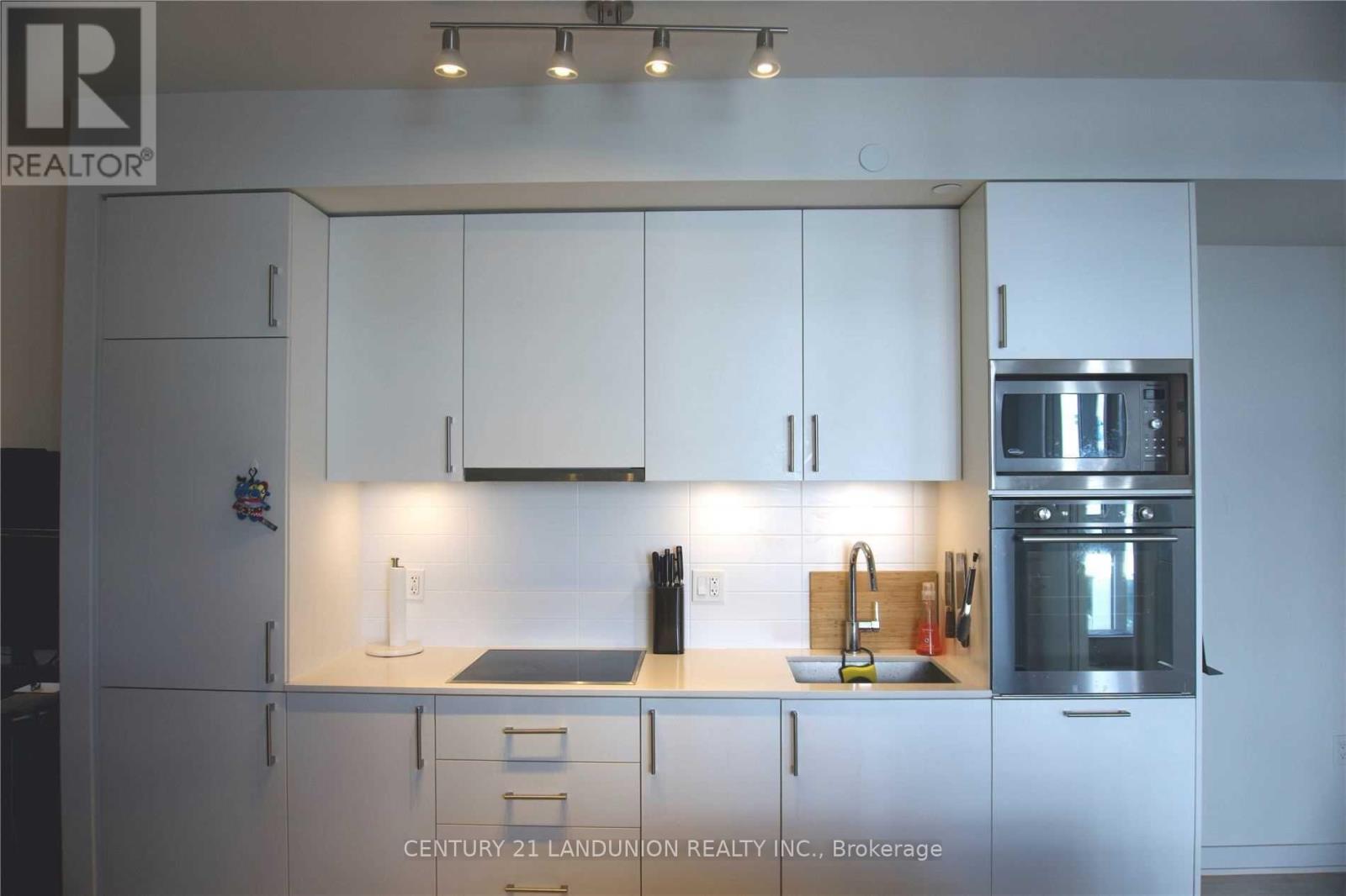 1718 - 27 Bathurst Street W, Toronto, ON - Indoor Photo Showing Kitchen