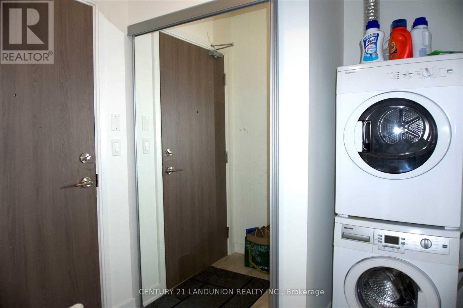 1718 - 27 Bathurst Street W, Toronto, ON - Indoor Photo Showing Laundry Room