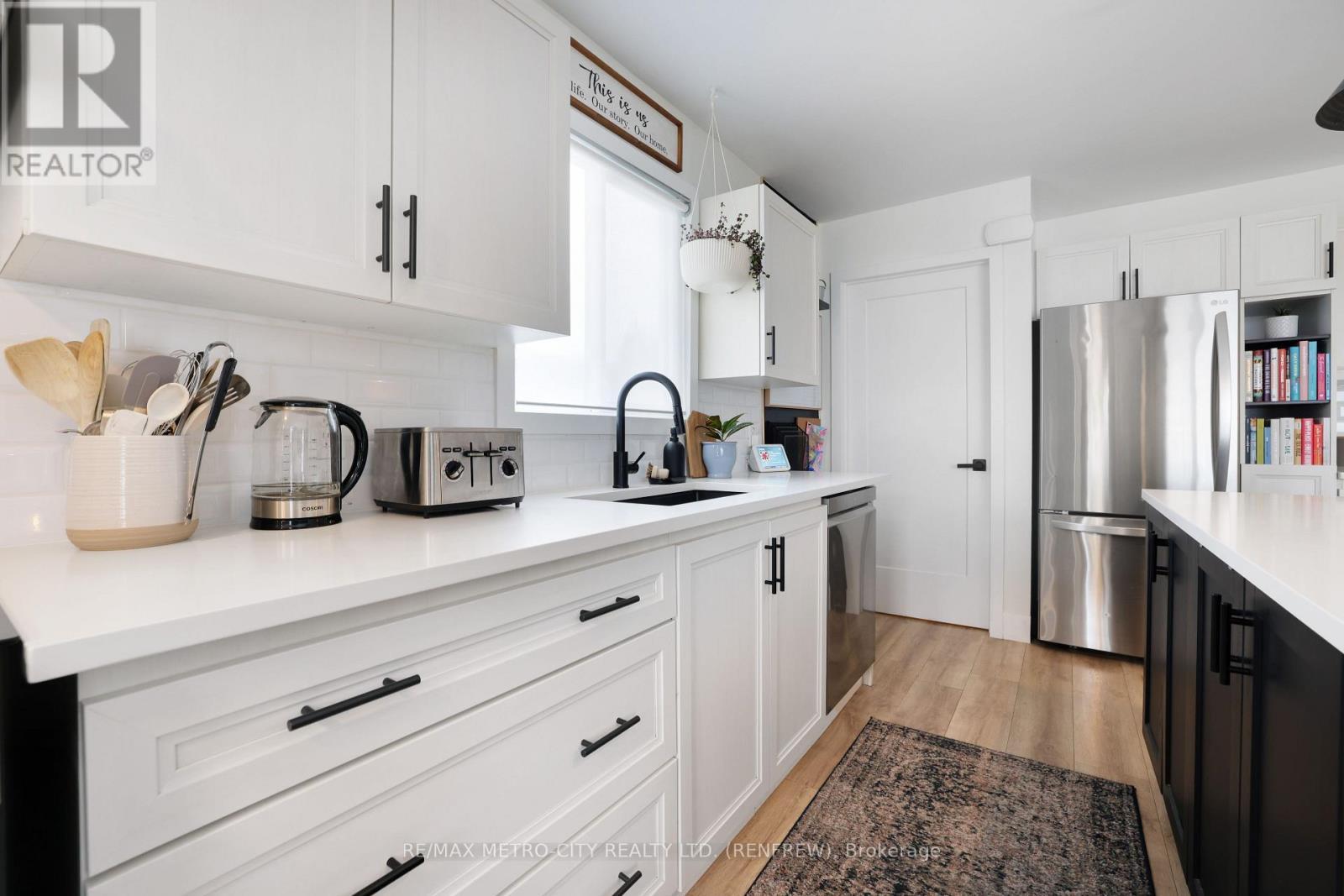 233 Airth Boulevard W, Renfrew, ON - Indoor Photo Showing Kitchen With Upgraded Kitchen