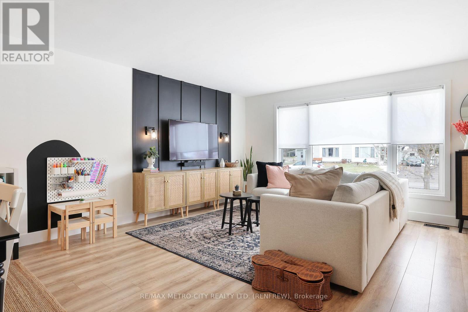 233 Airth Boulevard W, Renfrew, ON - Indoor Photo Showing Living Room