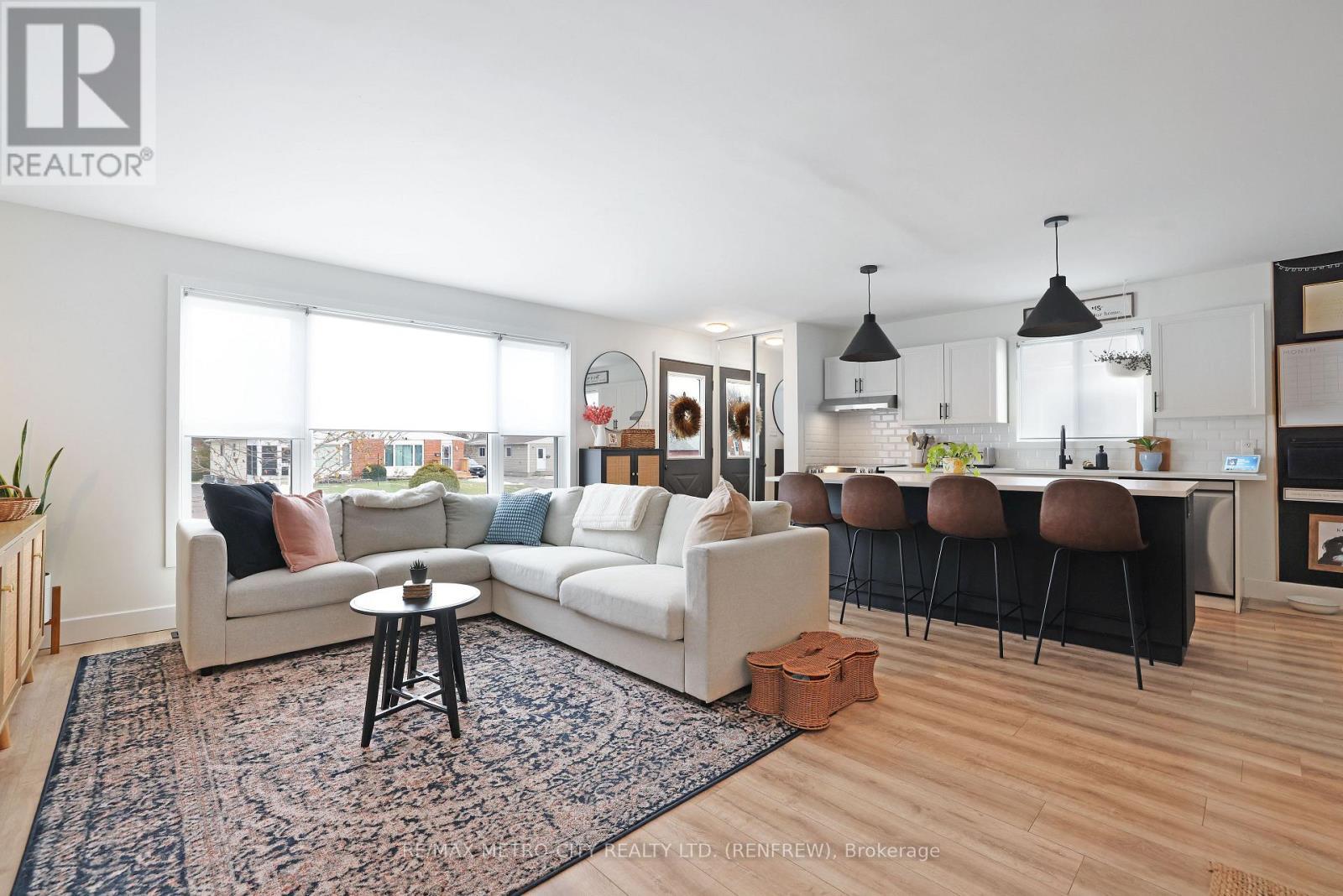 233 Airth Boulevard W, Renfrew, ON - Indoor Photo Showing Living Room