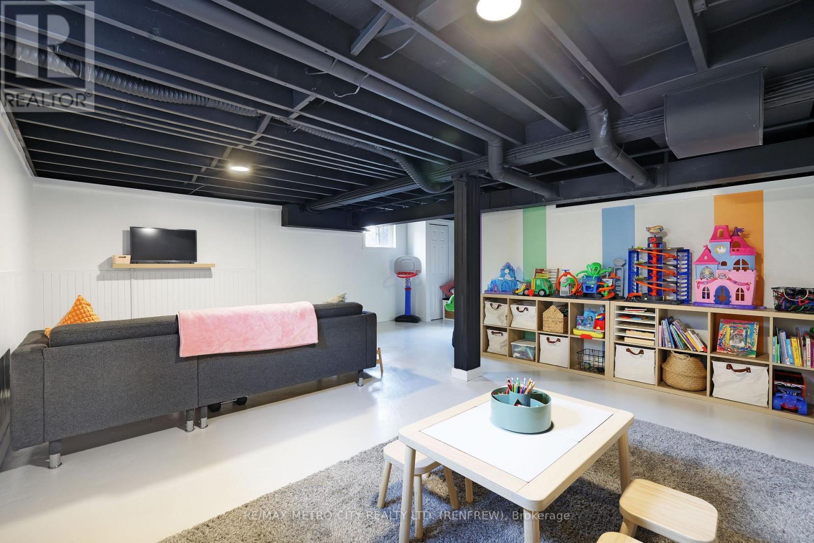 233 Airth Boulevard W, Renfrew, ON - Indoor Photo Showing Other Room