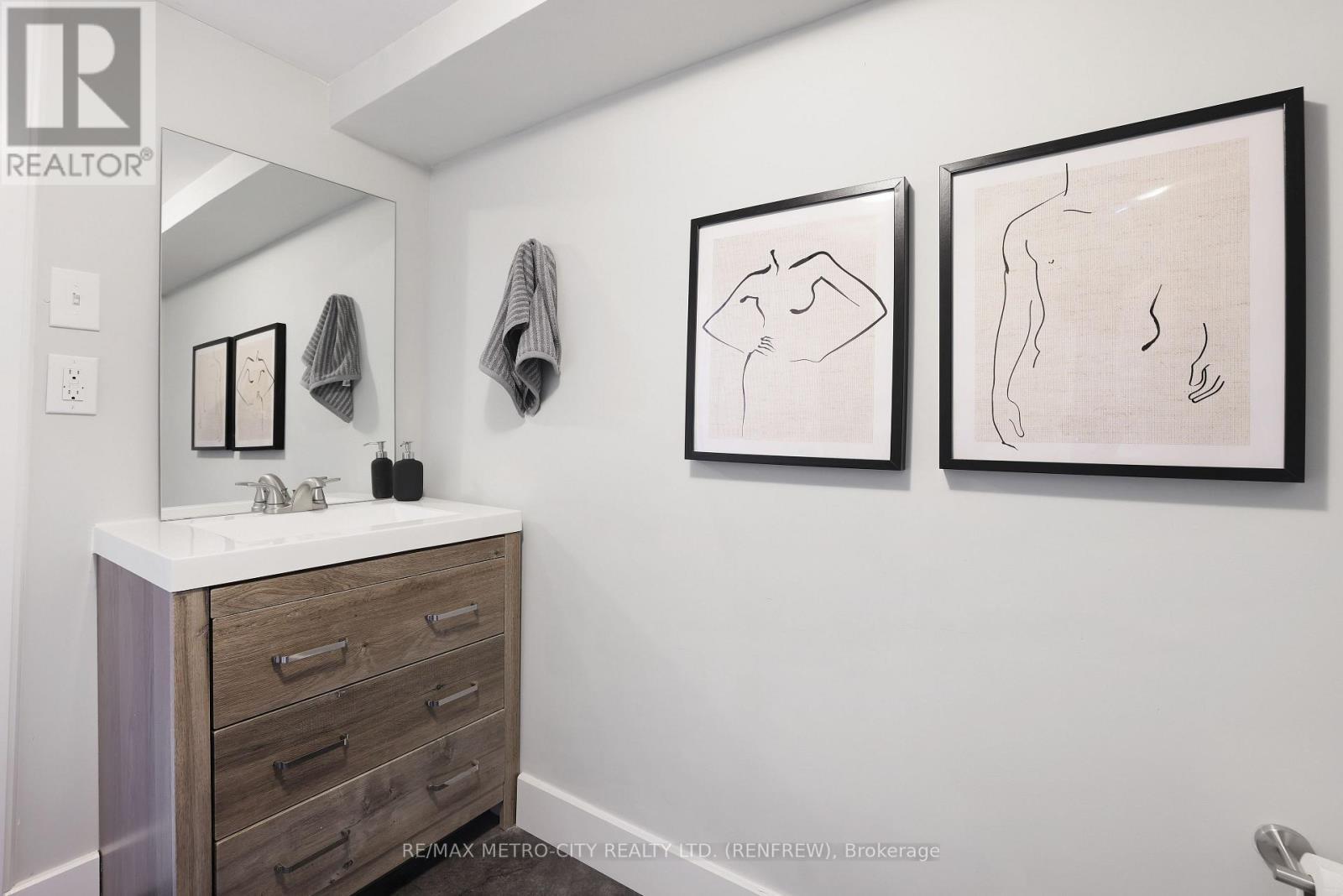 233 Airth Boulevard W, Renfrew, ON - Indoor Photo Showing Bathroom