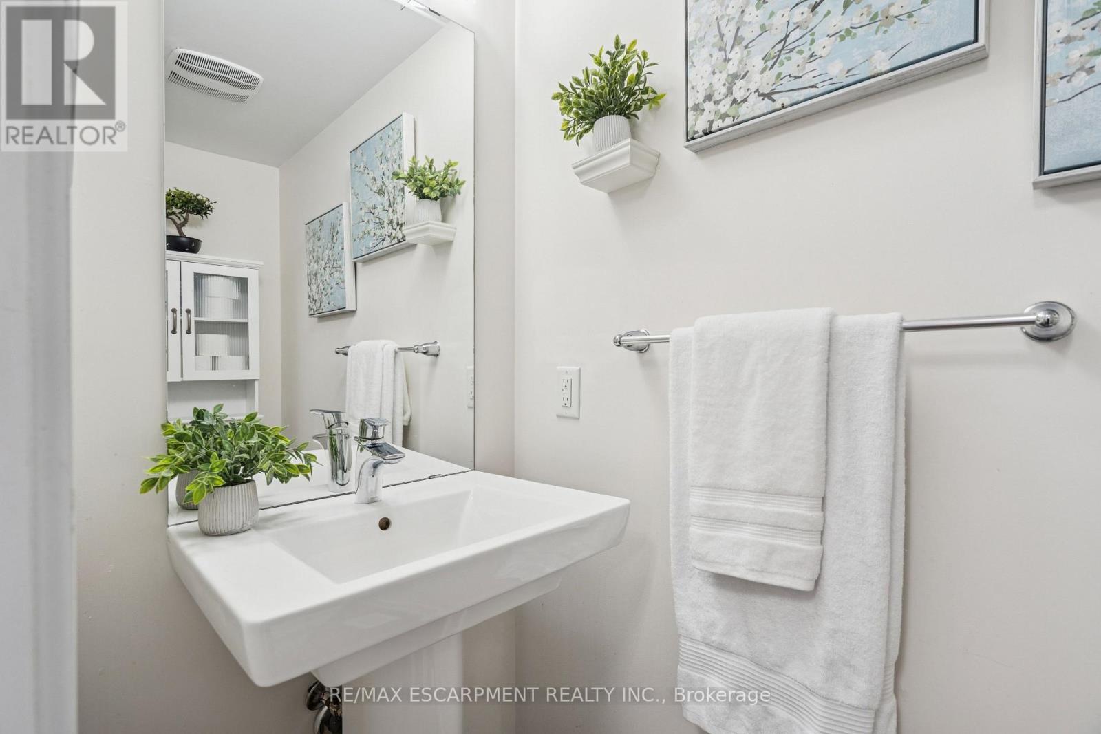 12 Crafter Crescent, Hamilton, ON - Indoor Photo Showing Bathroom