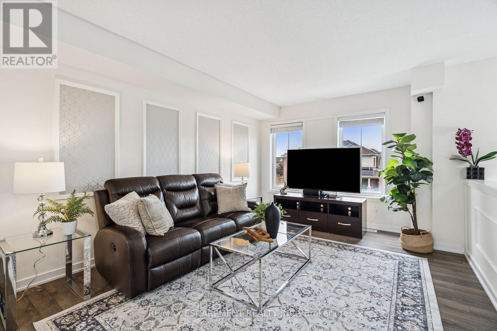 12 Crafter Crescent, Hamilton, ON - Indoor Photo Showing Living Room