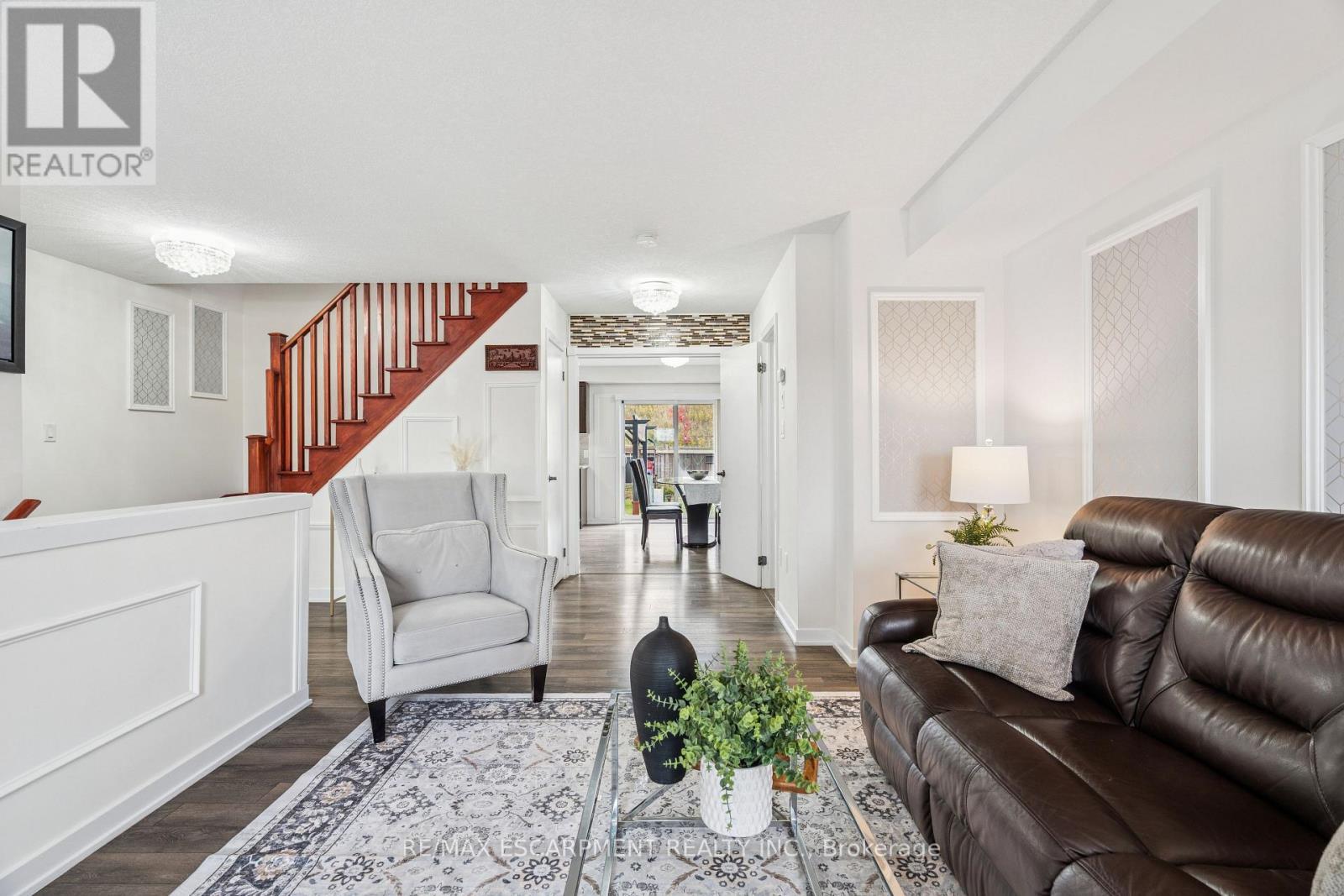 12 Crafter Crescent, Hamilton, ON - Indoor Photo Showing Living Room