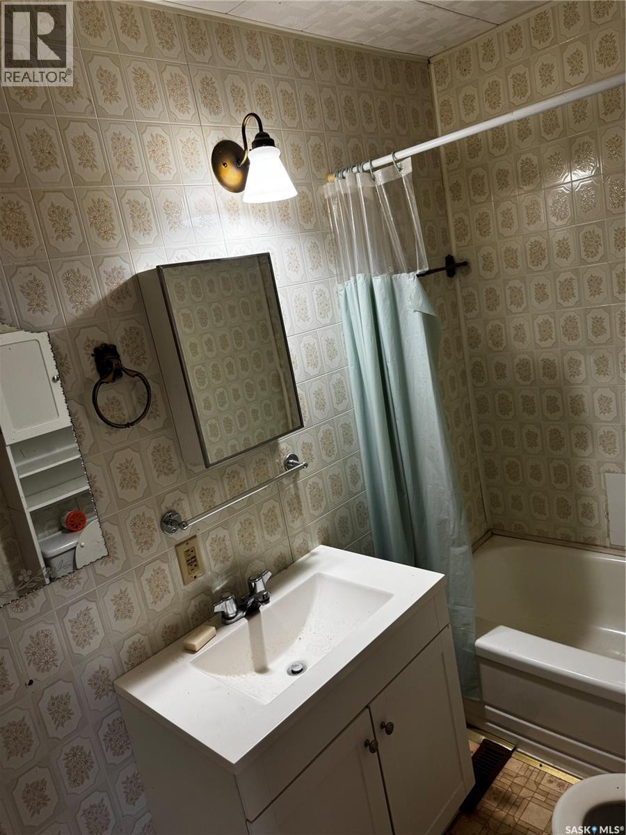 210 2Nd Avenue W, Nokomis, SK - Indoor Photo Showing Bathroom