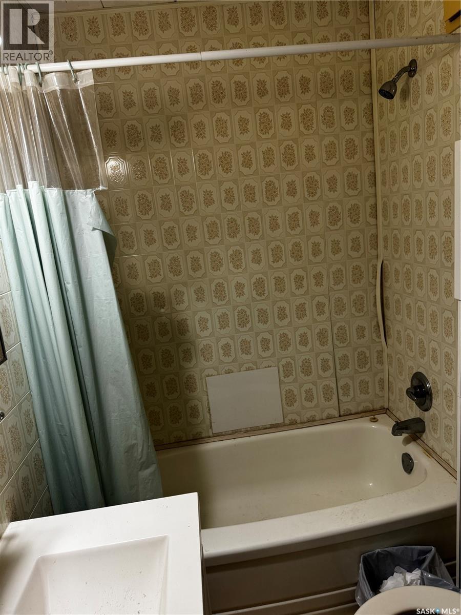 210 2Nd Avenue W, Nokomis, SK - Indoor Photo Showing Bathroom