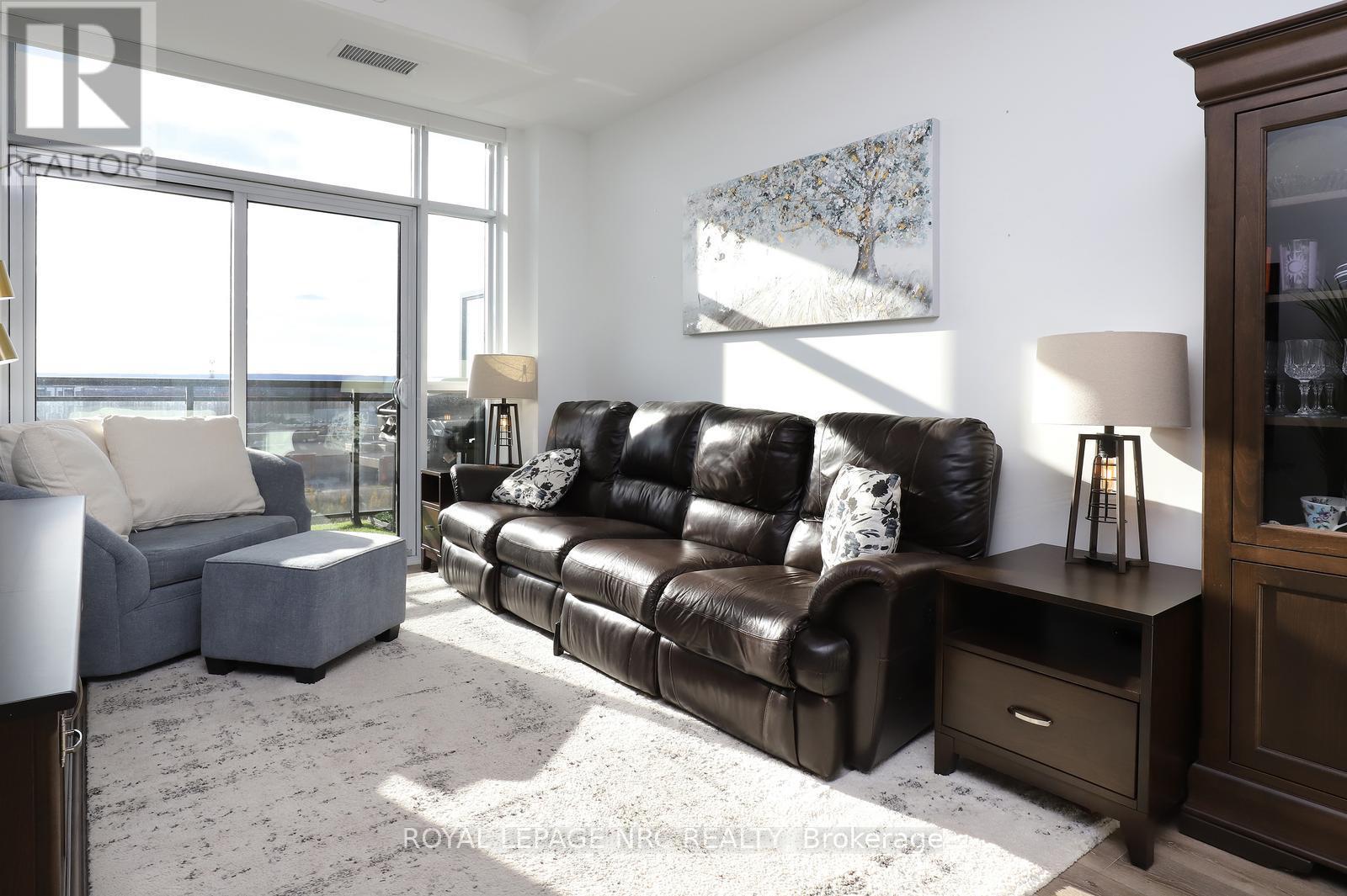 Ph02 - 405 Dundas Street W, Oakville, ON - Indoor Photo Showing Living Room