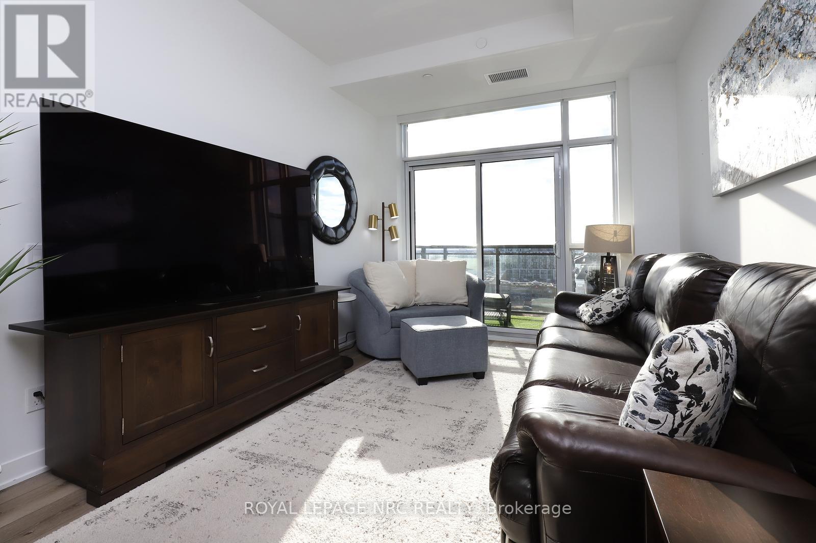 Ph02 - 405 Dundas Street W, Oakville, ON - Indoor Photo Showing Living Room