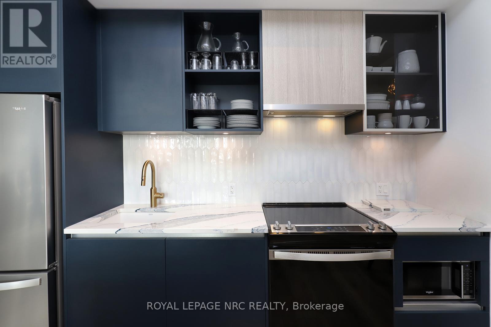 Ph02 - 405 Dundas Street W, Oakville, ON - Indoor Photo Showing Kitchen