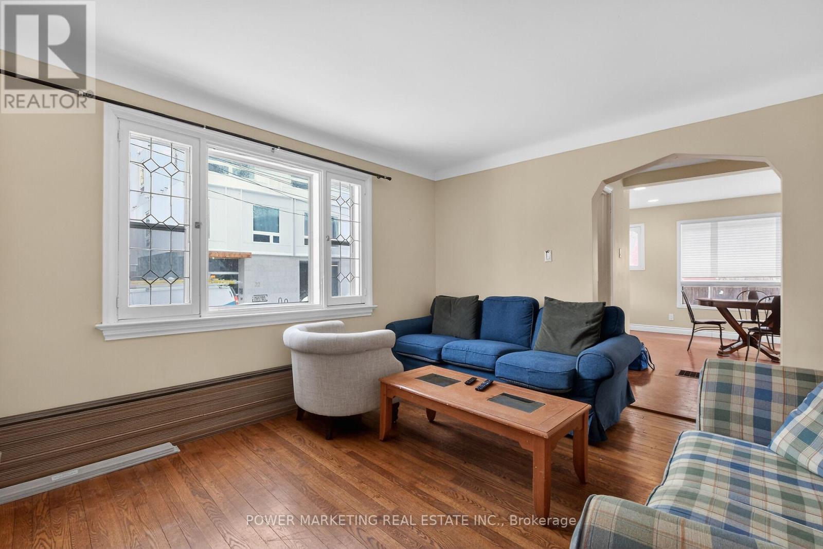 21 Perkins Street, Ottawa, ON - Indoor Photo Showing Living Room