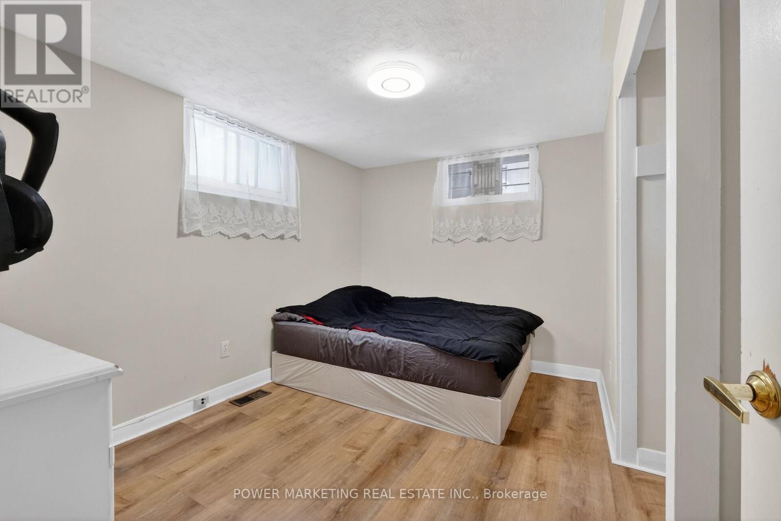 21 Perkins Street, Ottawa, ON - Indoor Photo Showing Bedroom