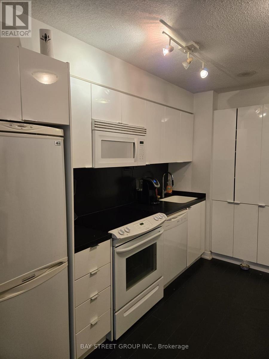 2011 - 15 Iceboat Terrace, Toronto, ON - Indoor Photo Showing Kitchen