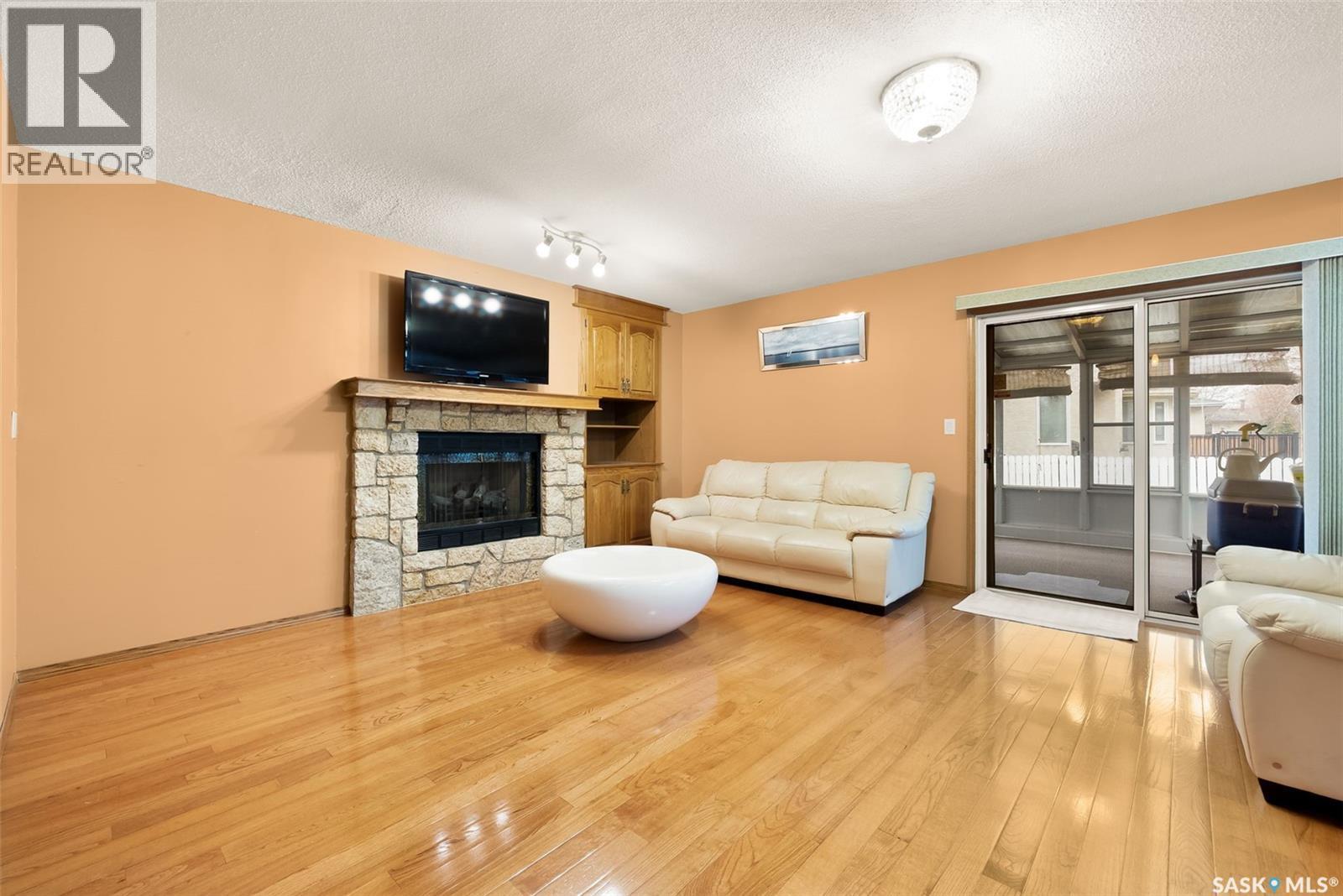 1506 Truesdale Drive E, Regina, SK - Indoor Photo Showing Living Room With Fireplace