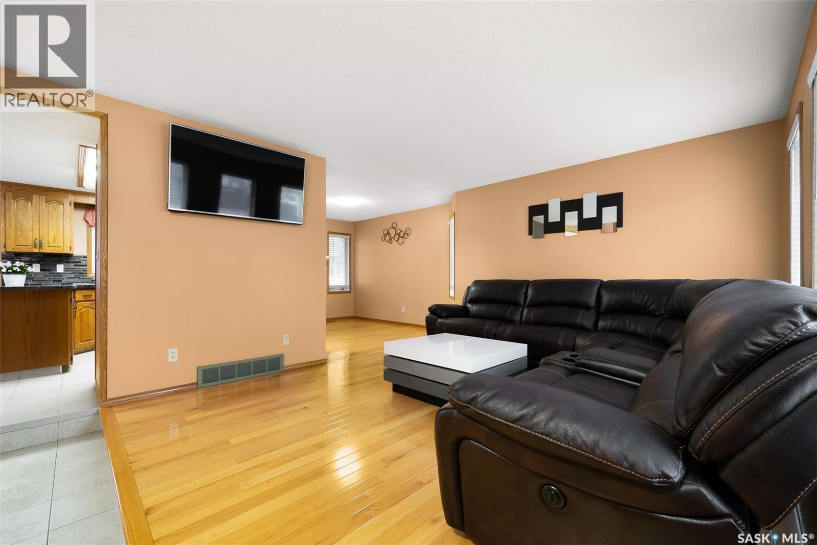 1506 Truesdale Drive E, Regina, SK - Indoor Photo Showing Living Room