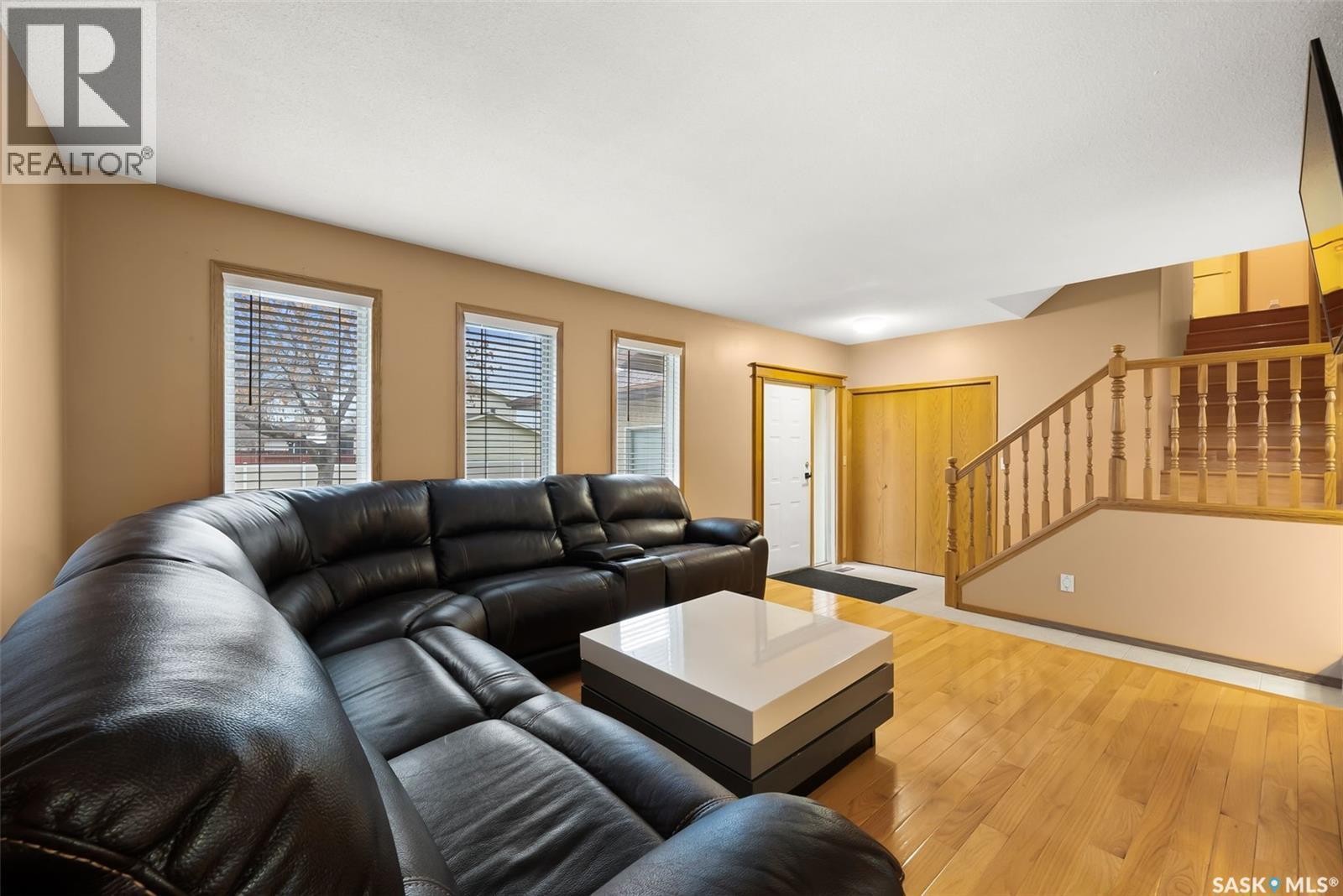 1506 Truesdale Drive E, Regina, SK - Indoor Photo Showing Living Room