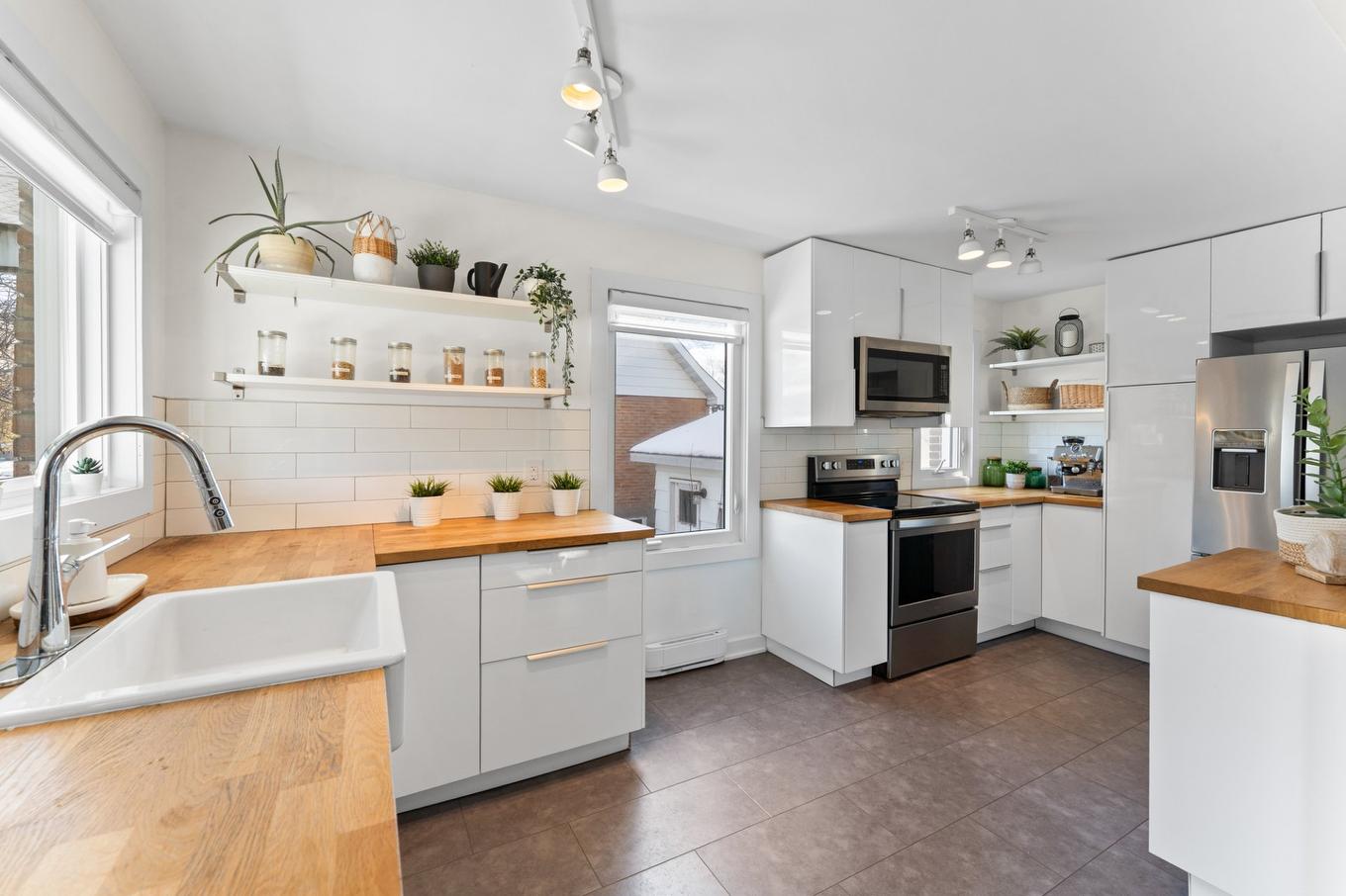 Cuisine - 12135 Rue Parent, Montréal (Rivière-Des-Prairies/Pointe-Aux-Trembles), QC - Indoor Photo Showing Kitchen With Upgraded Kitchen