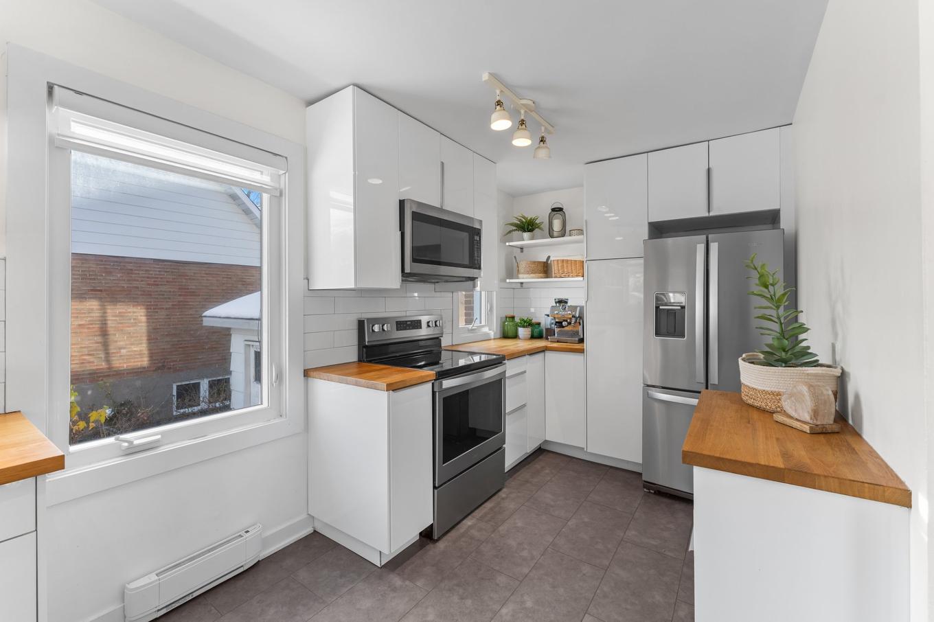 Cuisine - 12135 Rue Parent, Montréal (Rivière-Des-Prairies/Pointe-Aux-Trembles), QC - Indoor Photo Showing Kitchen