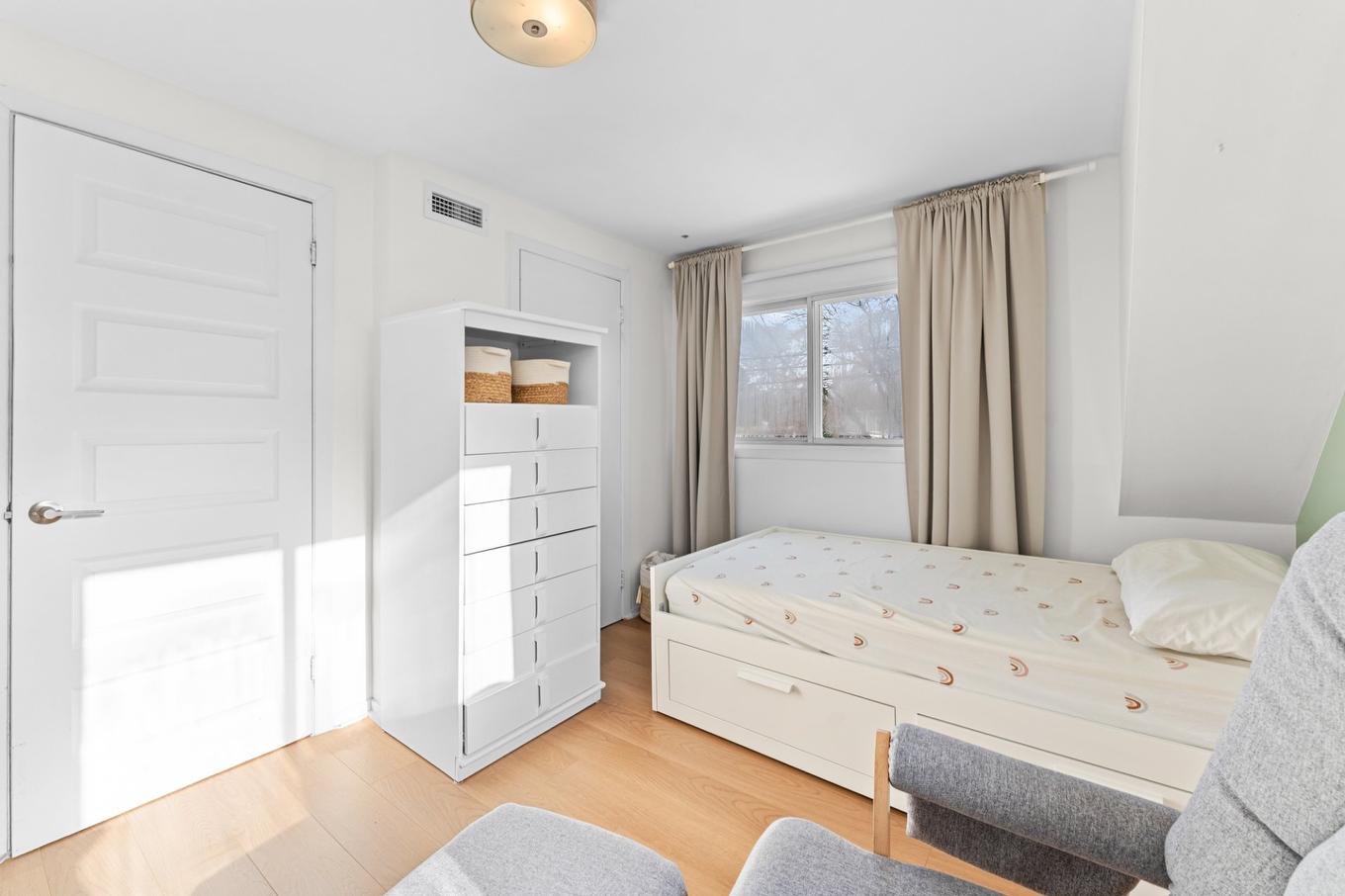 Chambre à coucher - 12135 Rue Parent, Montréal (Rivière-Des-Prairies/Pointe-Aux-Trembles), QC - Indoor Photo Showing Bedroom