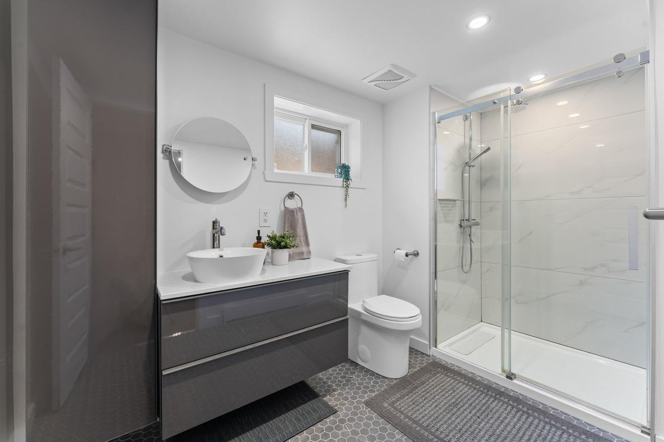 Salle de bains - 12135 Rue Parent, Montréal (Rivière-Des-Prairies/Pointe-Aux-Trembles), QC - Indoor Photo Showing Bathroom