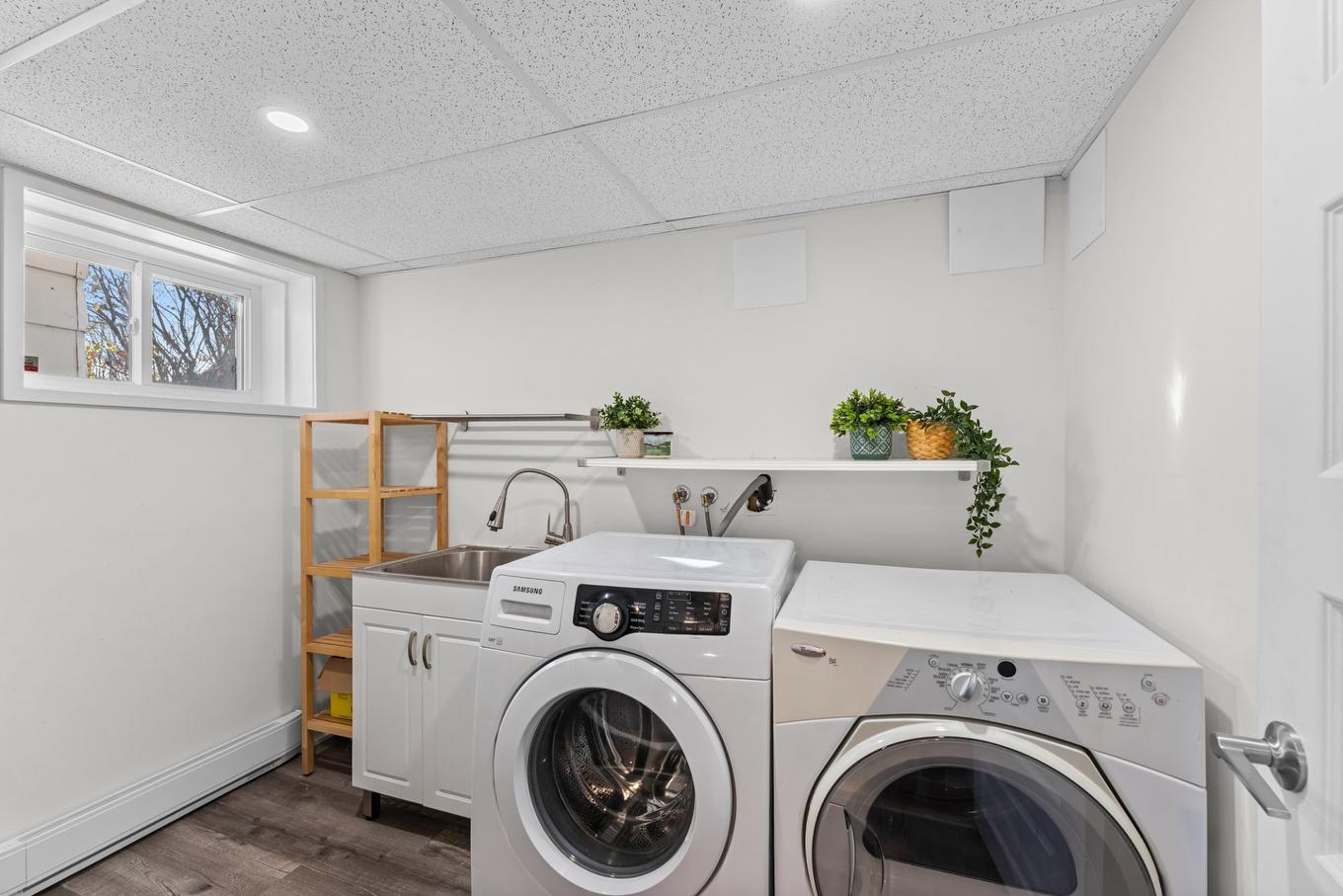 Salle de lavage - 12135 Rue Parent, Montréal (Rivière-Des-Prairies/Pointe-Aux-Trembles), QC - Indoor Photo Showing Laundry Room