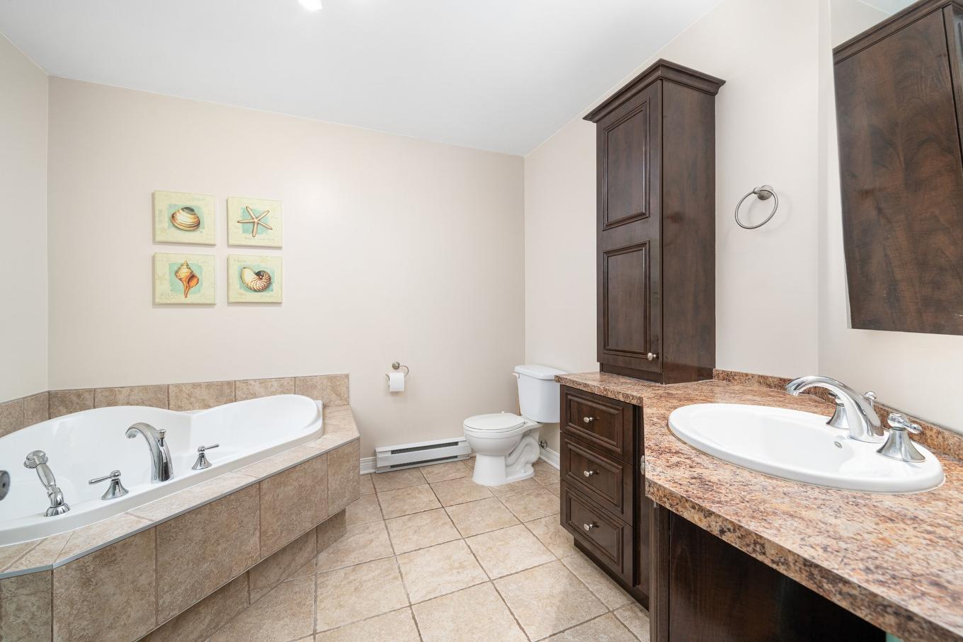 Bathroom - 3-9 Rue De Maricourt, L'Île-Perrot, QC - Indoor Photo Showing Bathroom