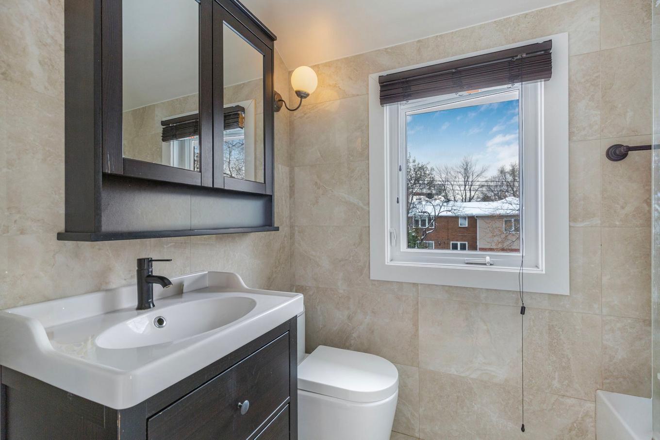 Salle de bains - 7420 Rue De Carpiquet, Montréal (Côte-Des-Neiges/Notre-Dame-De-Grâce), QC - Indoor Photo Showing Bathroom