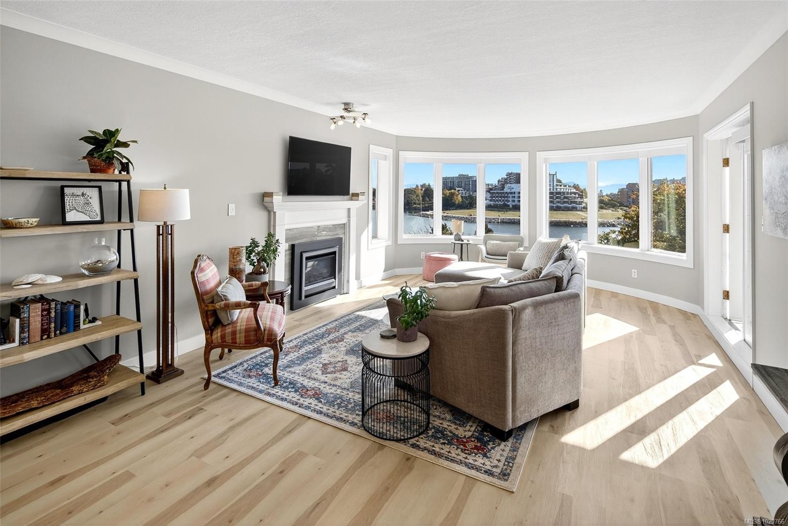 303-50 Songhees Rd, Victoria, BC - Indoor Photo Showing Living Room With Fireplace