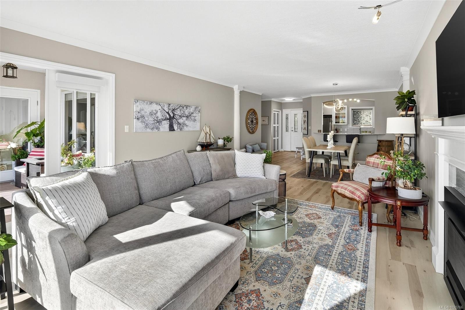 303-50 Songhees Rd, Victoria, BC - Indoor Photo Showing Living Room With Fireplace