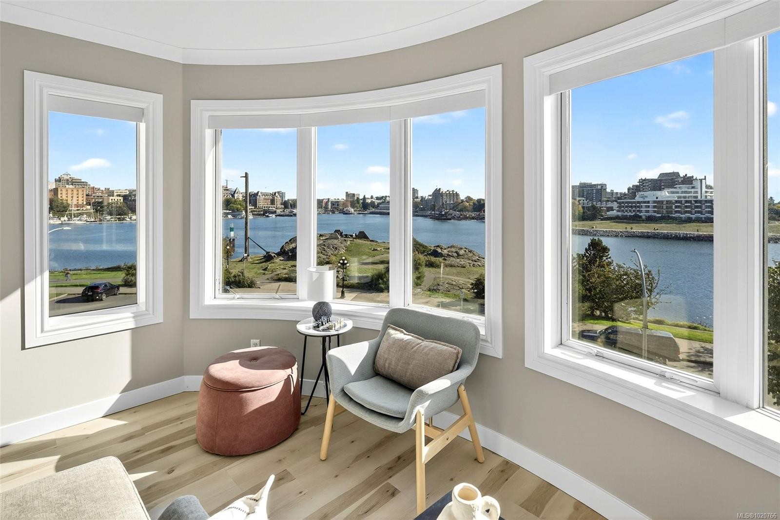 303-50 Songhees Rd, Victoria, BC - Indoor With Body Of Water