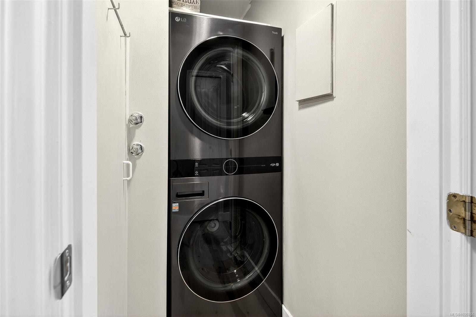 303-50 Songhees Rd, Victoria, BC - Indoor Photo Showing Laundry Room