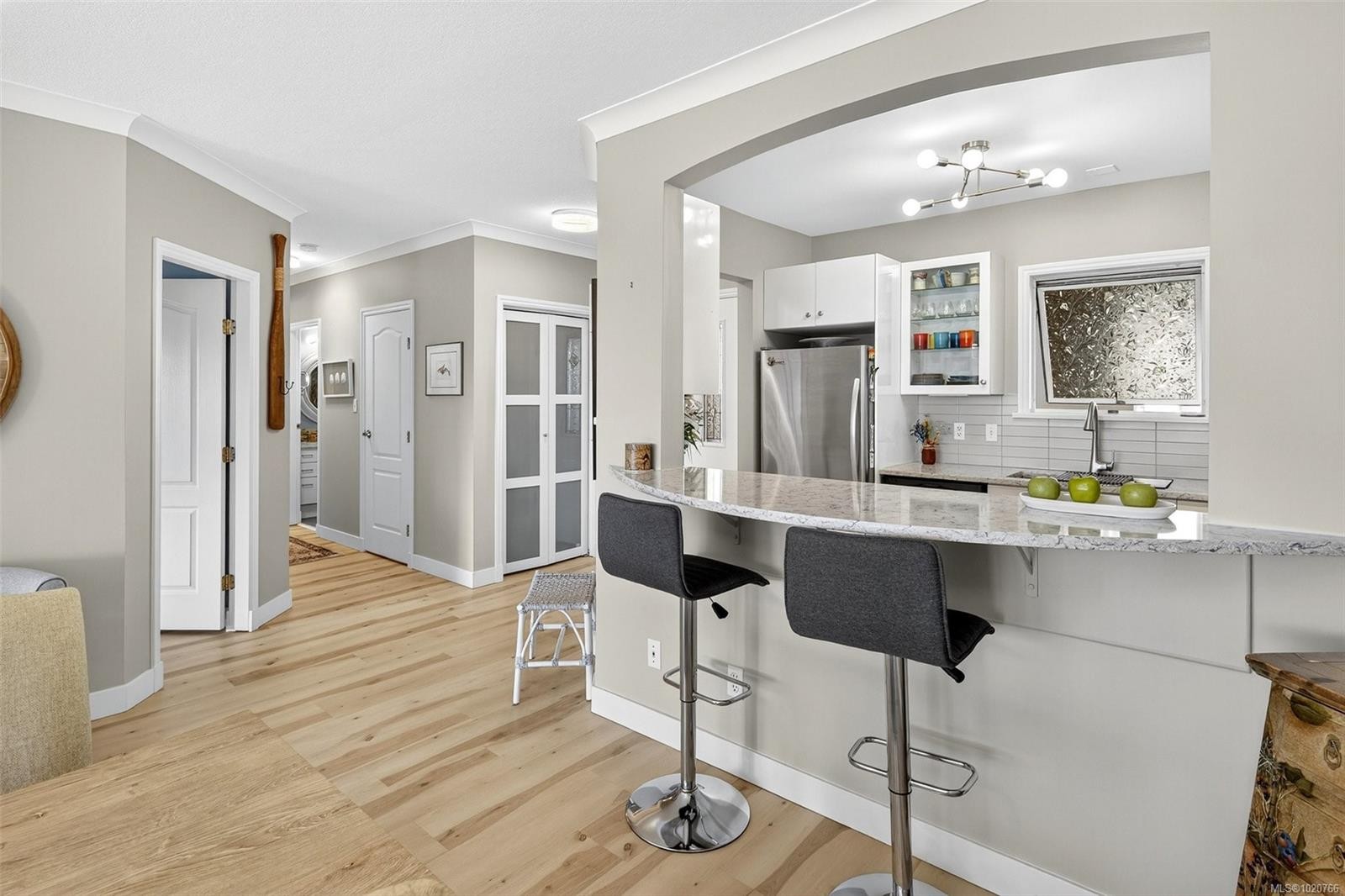303-50 Songhees Rd, Victoria, BC - Indoor Photo Showing Kitchen With Upgraded Kitchen