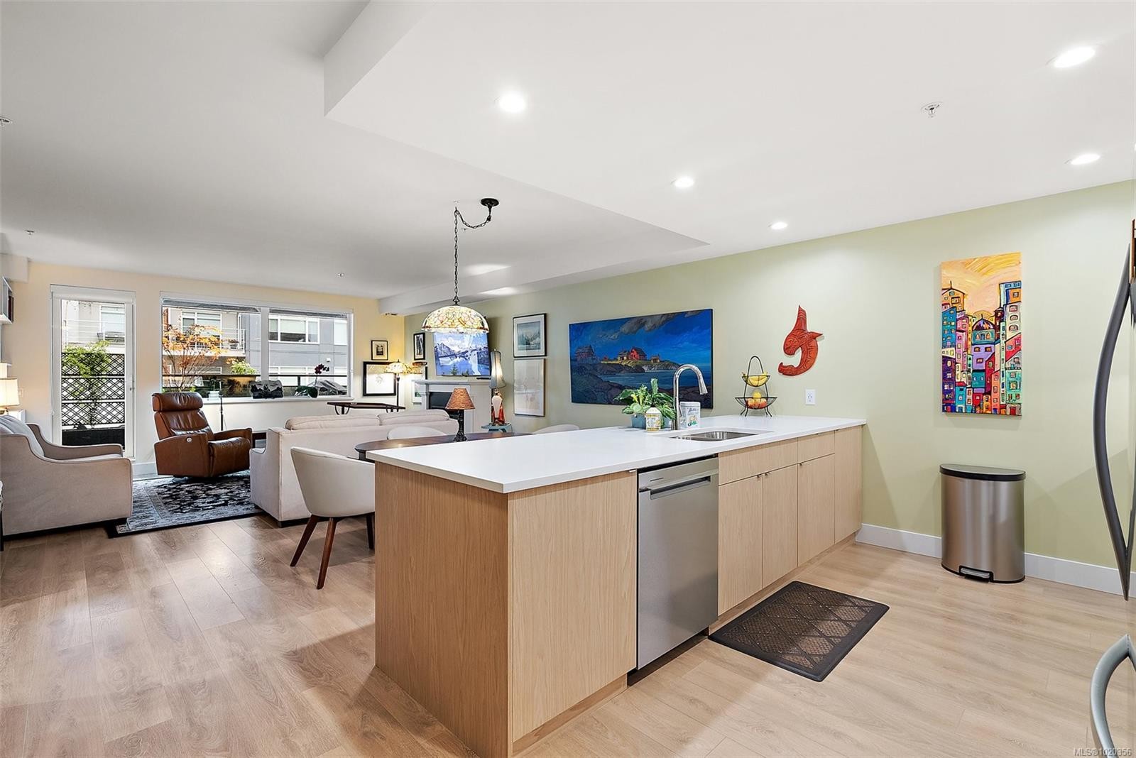 203-2461 Sidney Ave, Sidney, BC - Indoor Photo Showing Kitchen
